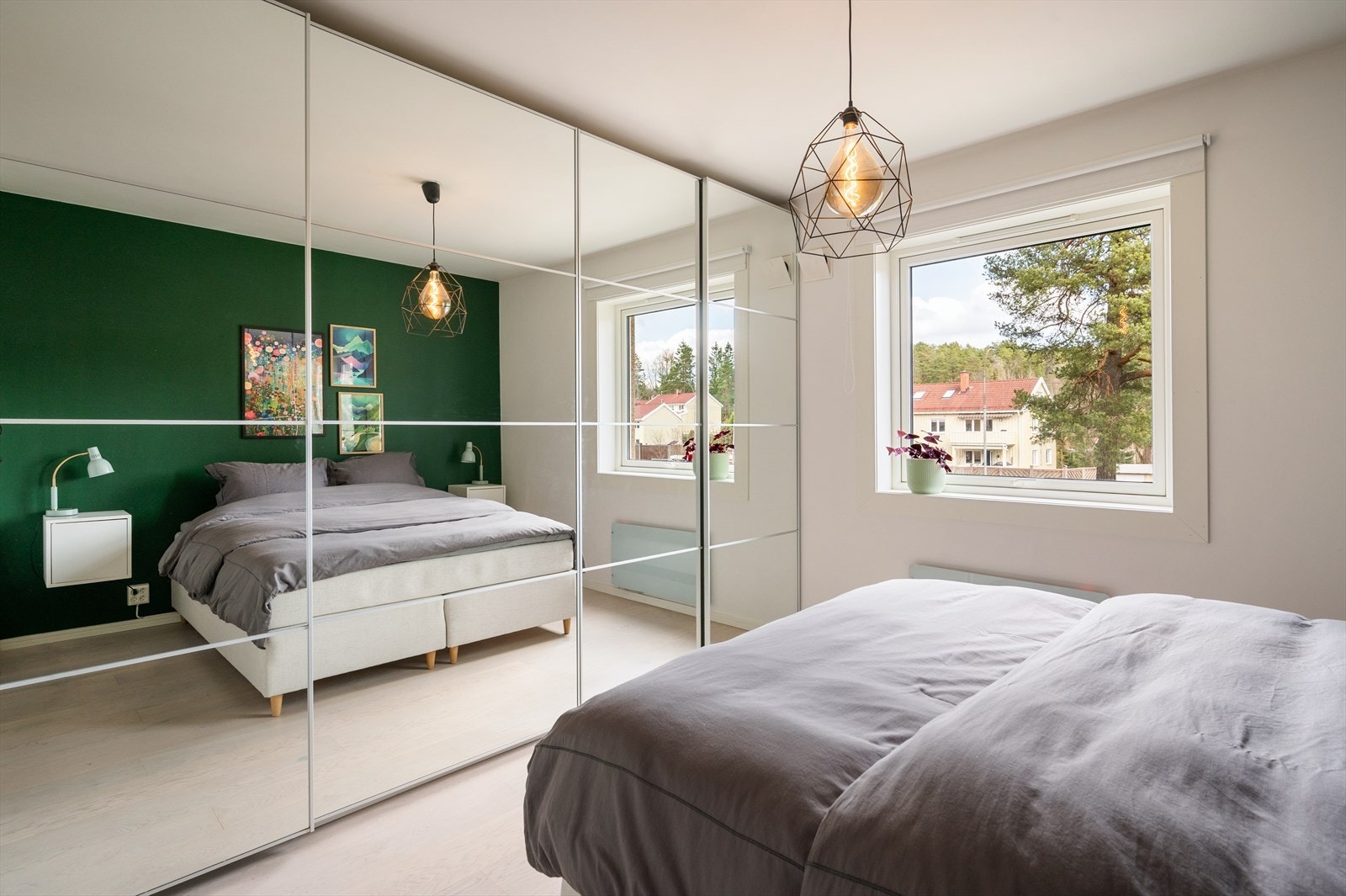 Hovedsoverommet har god plass til plass til dobbeltseng. Rikelig med oppbevaringsplass i garderobe. Galleribilde