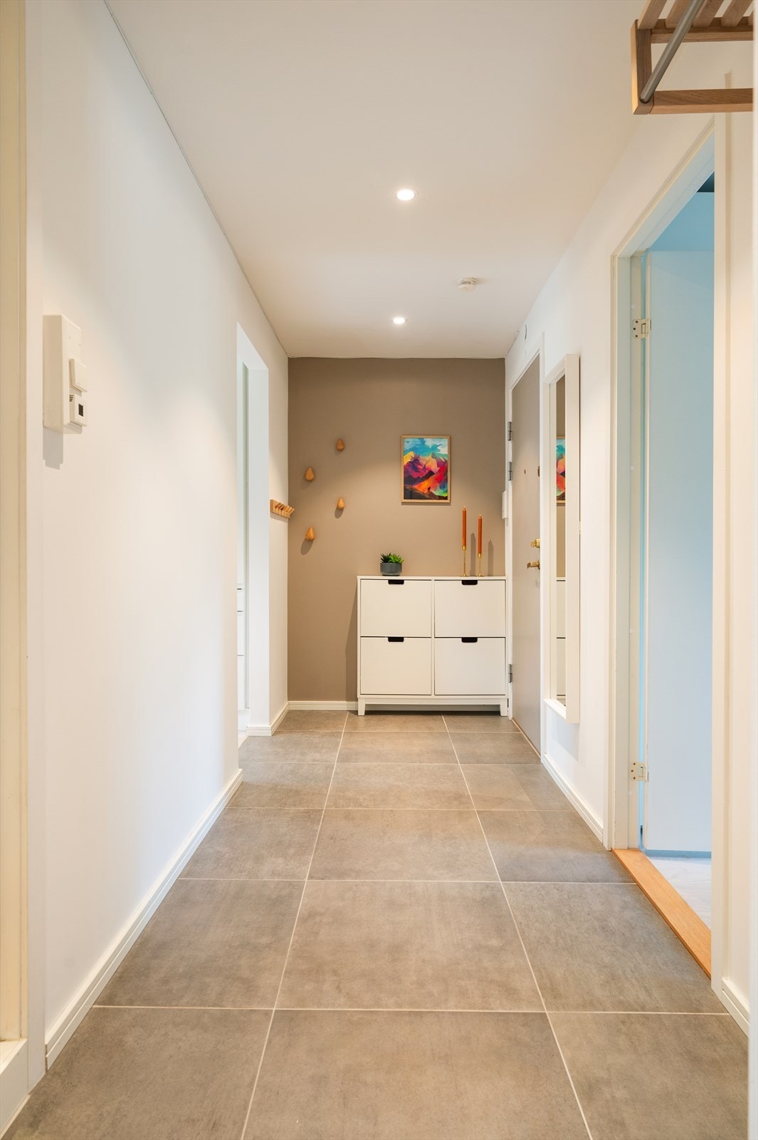 Velkommen inn! Leiligheten har en romslig flislagt entré med god plass til å henge fra seg ytterklær. Galleribilde