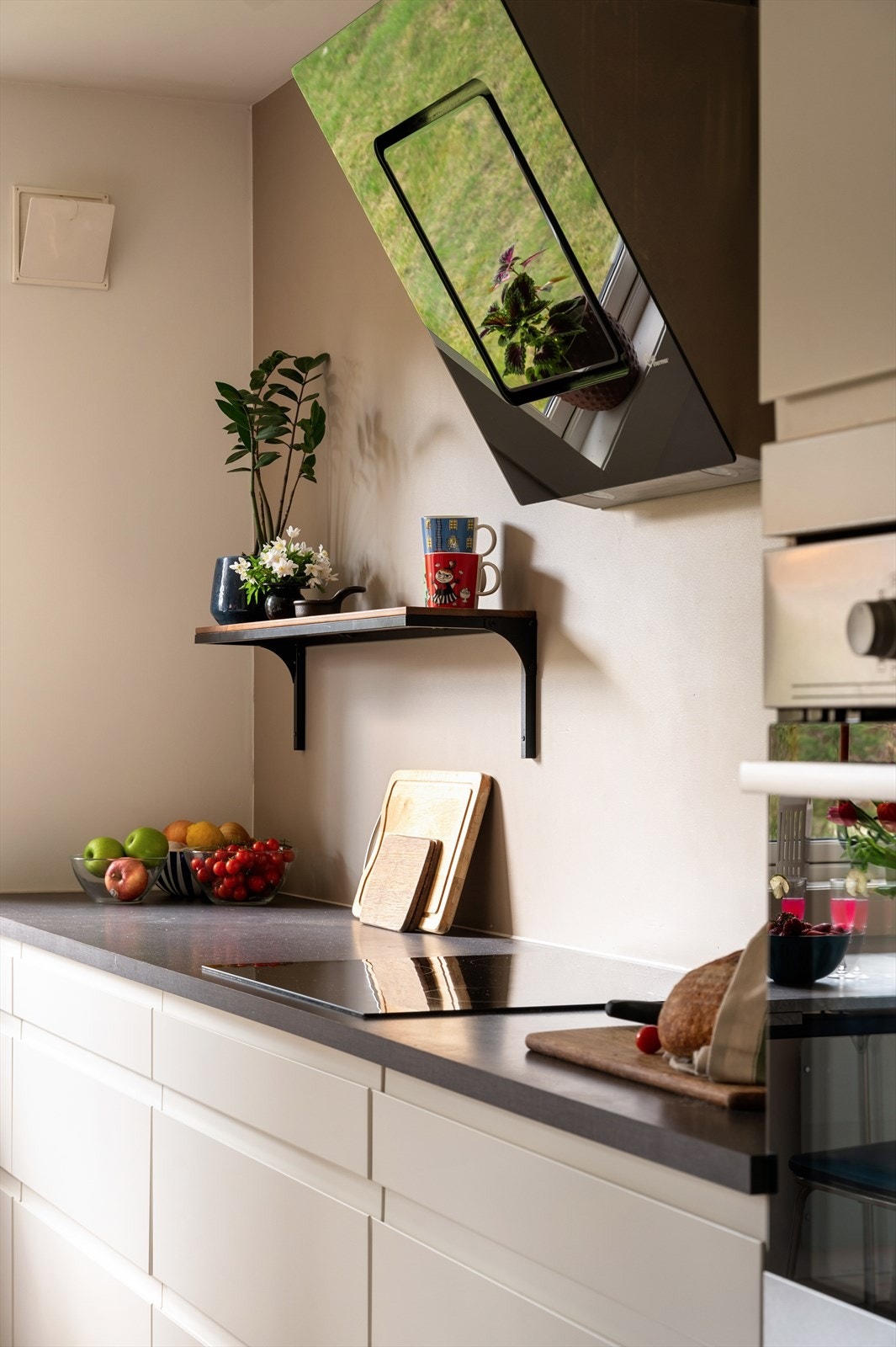 Stekeovn, platetopp, kjøl/frys og oppvaskmaskin er integrert i innredningen. Galleribilde