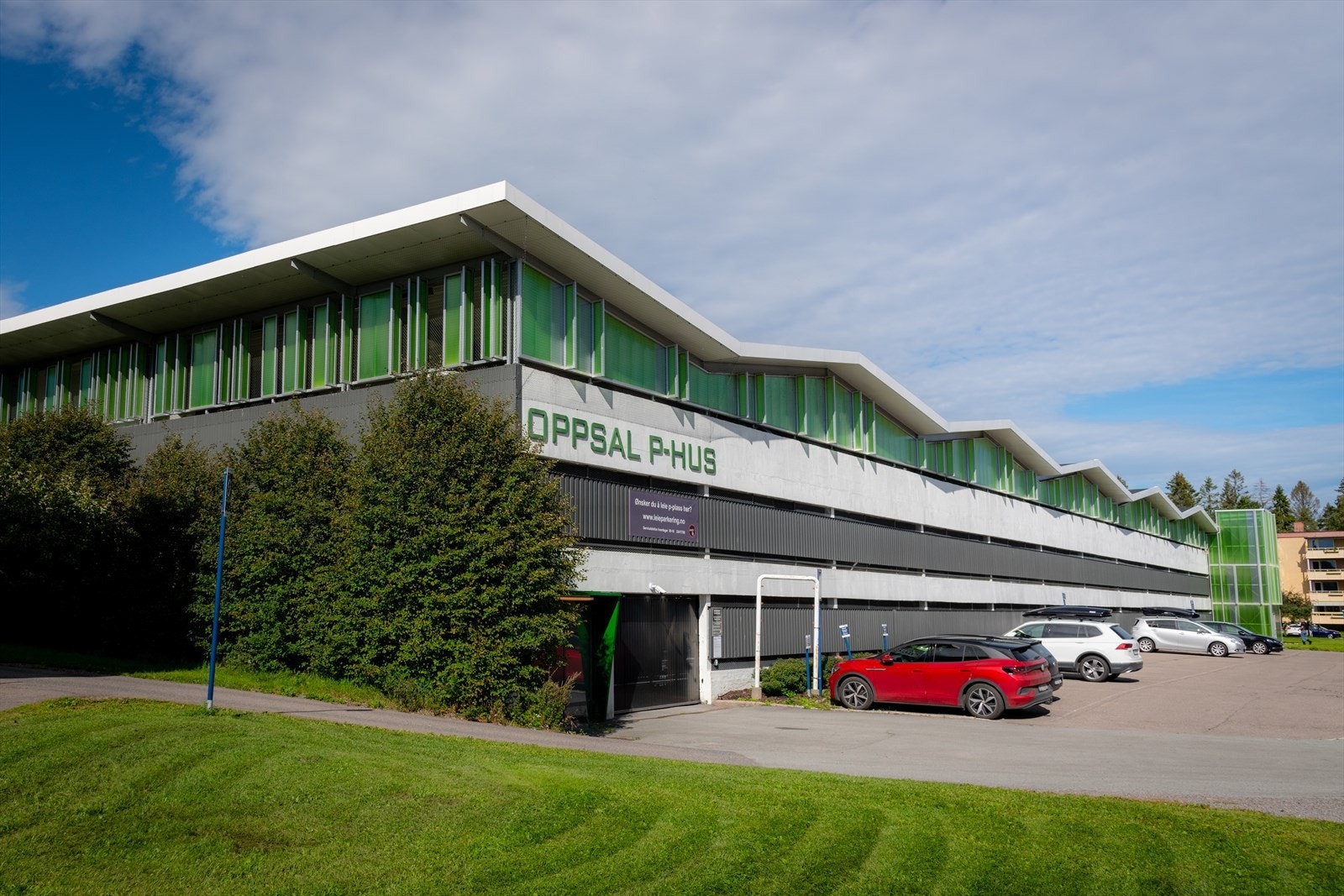 Det er mulighet for å leie innendørs garasjeplass i Oppsal parkeringshus (få min unna), pris 875 kr / mnd. P-plasser med el-billading. Borettslaget har også parkeringsplasser som kan leies, samt gateparkering i området. Galleribilde