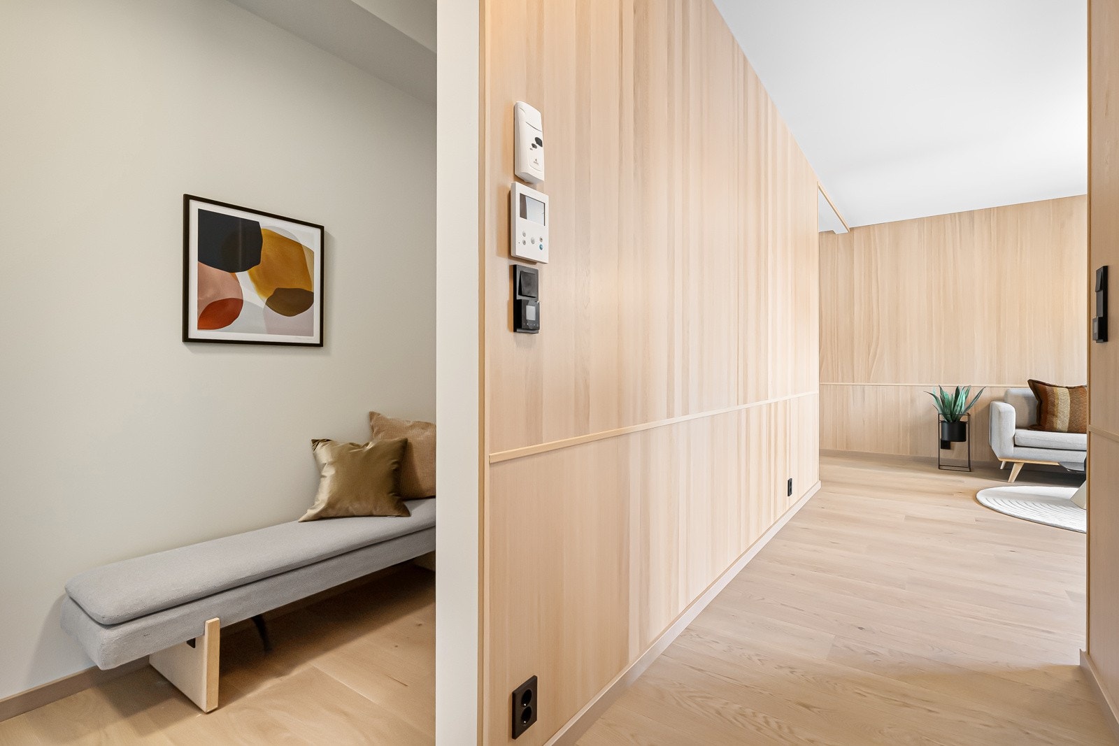 En-stavs eikeparkett, og nydelig eikepanel på flere av veggene. Galleribilde