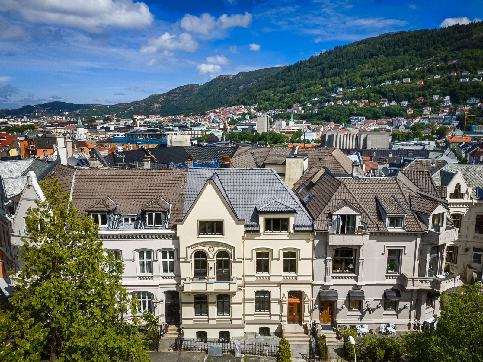 En rehabilitert, bruksendret og ombygd bygård som grenser til Nygårdparken. Galleribilde
