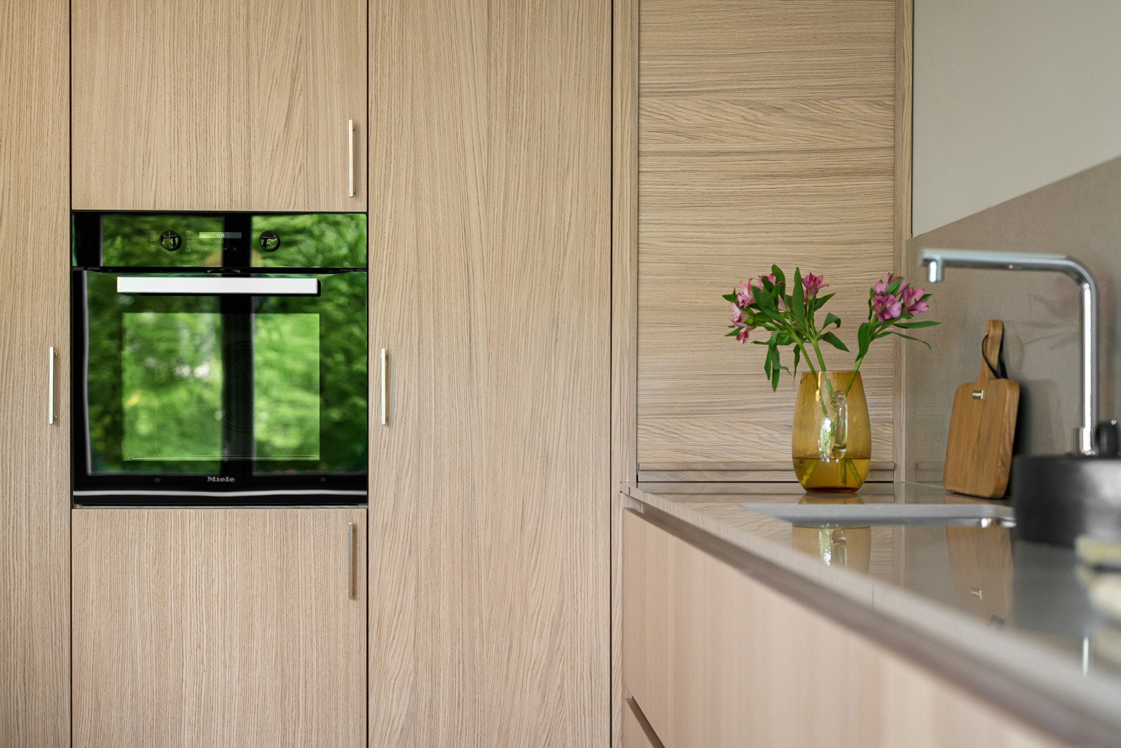 Utsøkt kjøkken fra Kvänum med integrerte hvitevarer fra Miele. Galleribilde