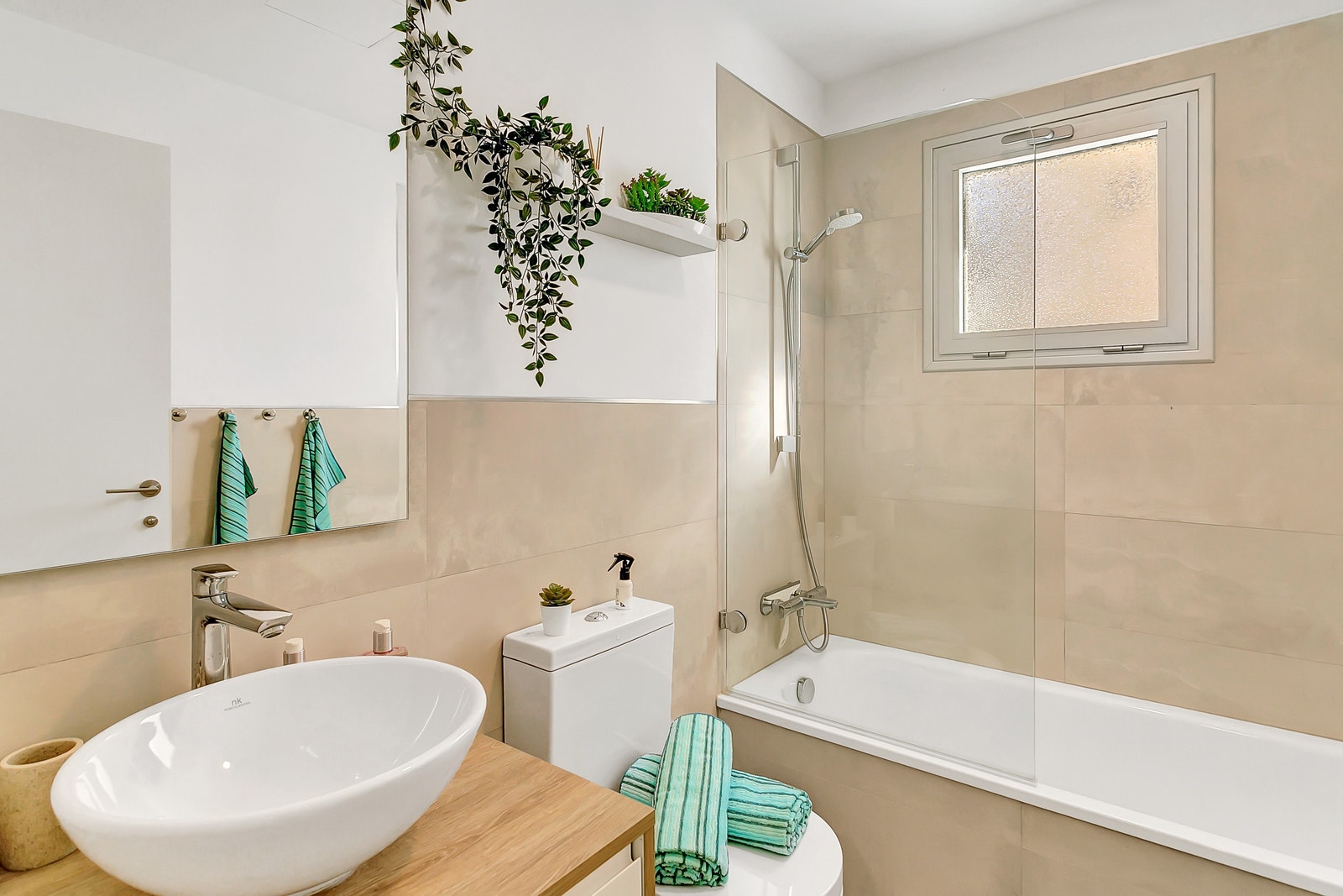 Baderommet har badekar. Galleribilde