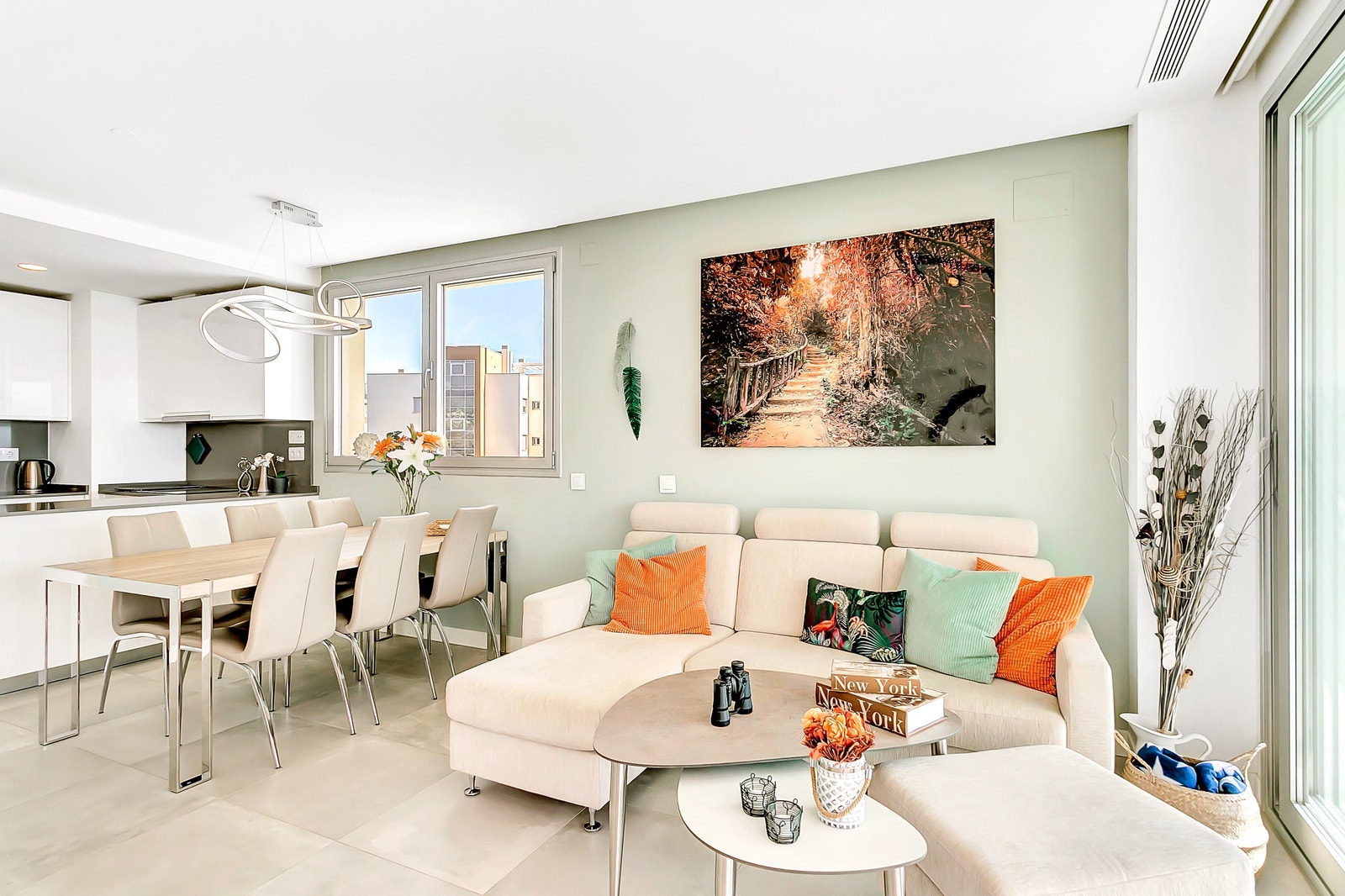 Stue med spiseplass. Det er elektriske blinds på kjøkkenvinduet. Galleribilde