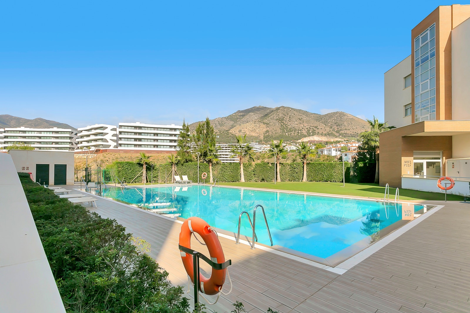 Svømmebasseng på 20 meter i lengden. Utsikt mot Reserva del Higueron. Galleribilde