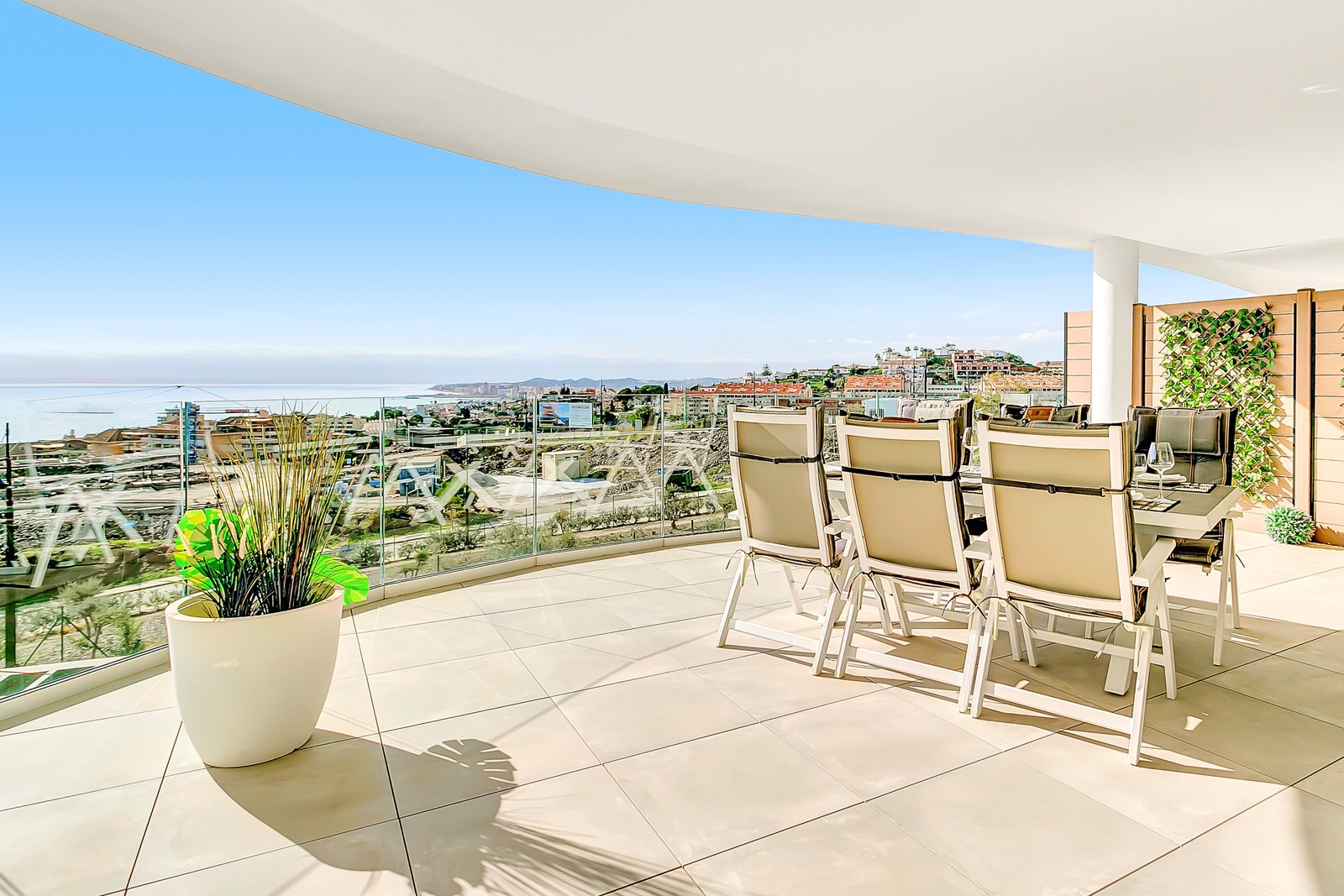 Det er utsikt inn til Fuengirola sentrum. Galleribilde