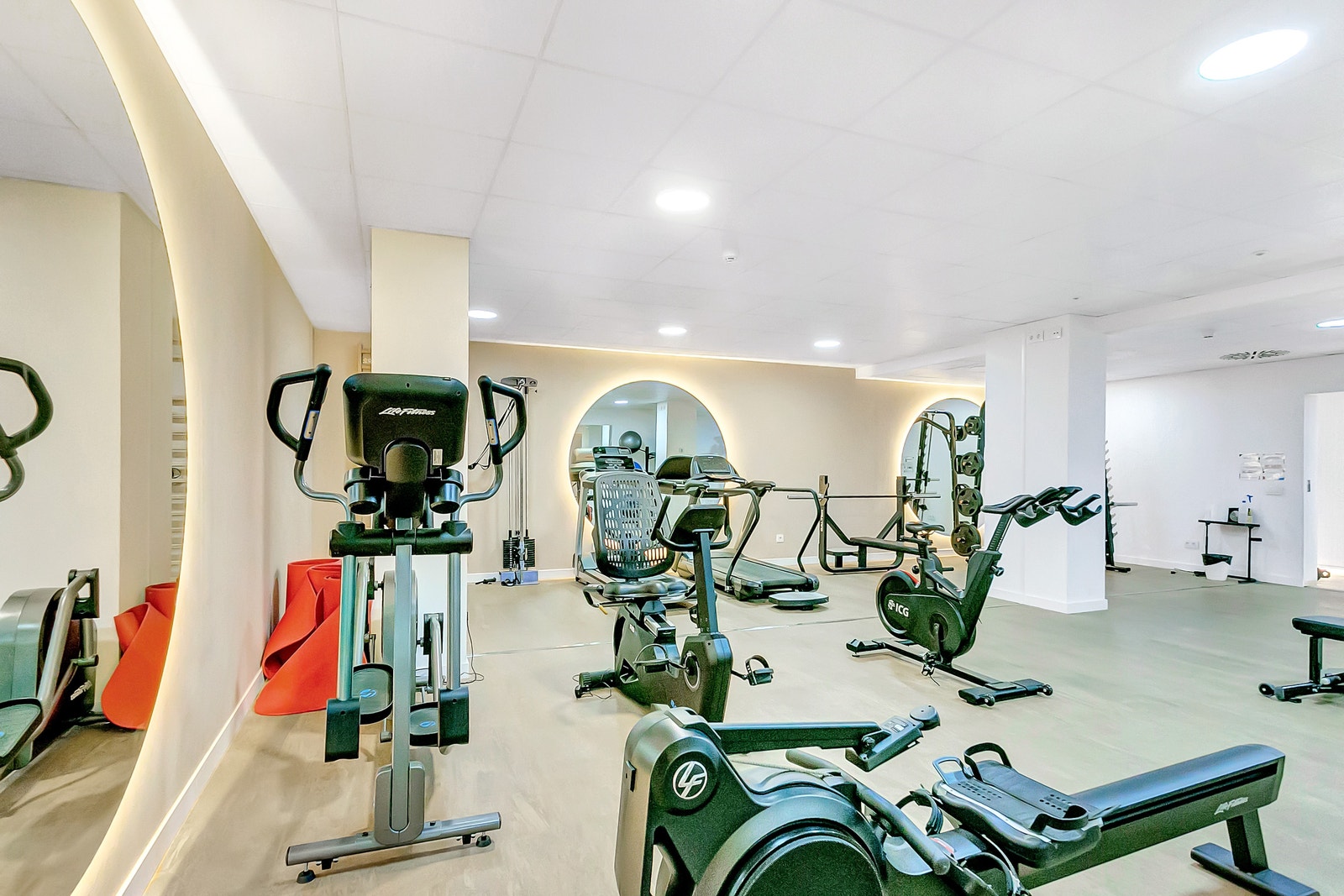 Utstyrt treningsrom inkludert i felleskostnader. Galleribilde