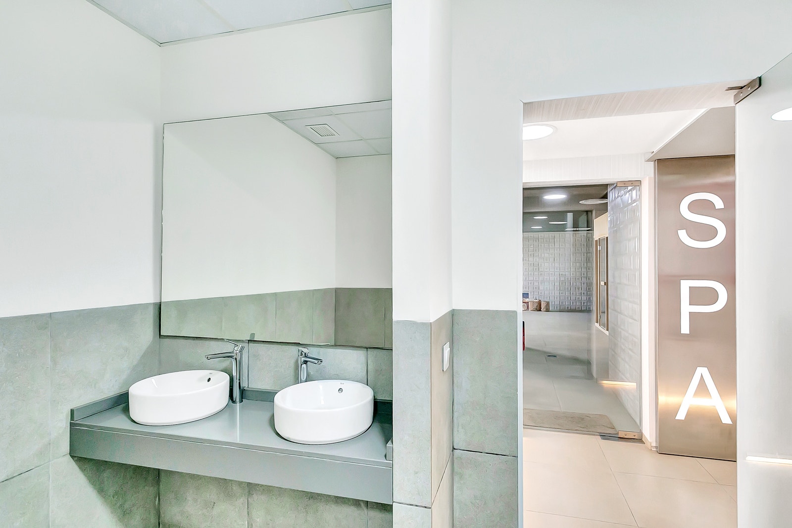 Garderober med dusj tilhørende SPA og treningsrommet. Galleribilde