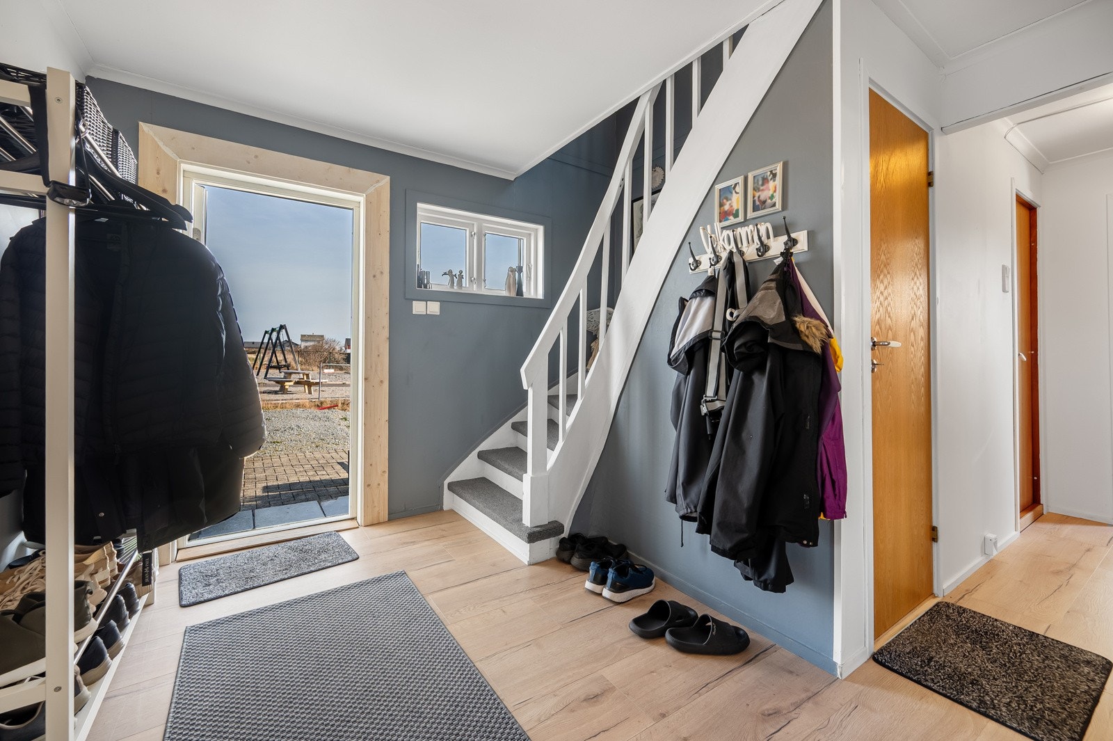 Entréen er romslig med god plass til å henge fra seg yttertøy og sko. Galleribilde