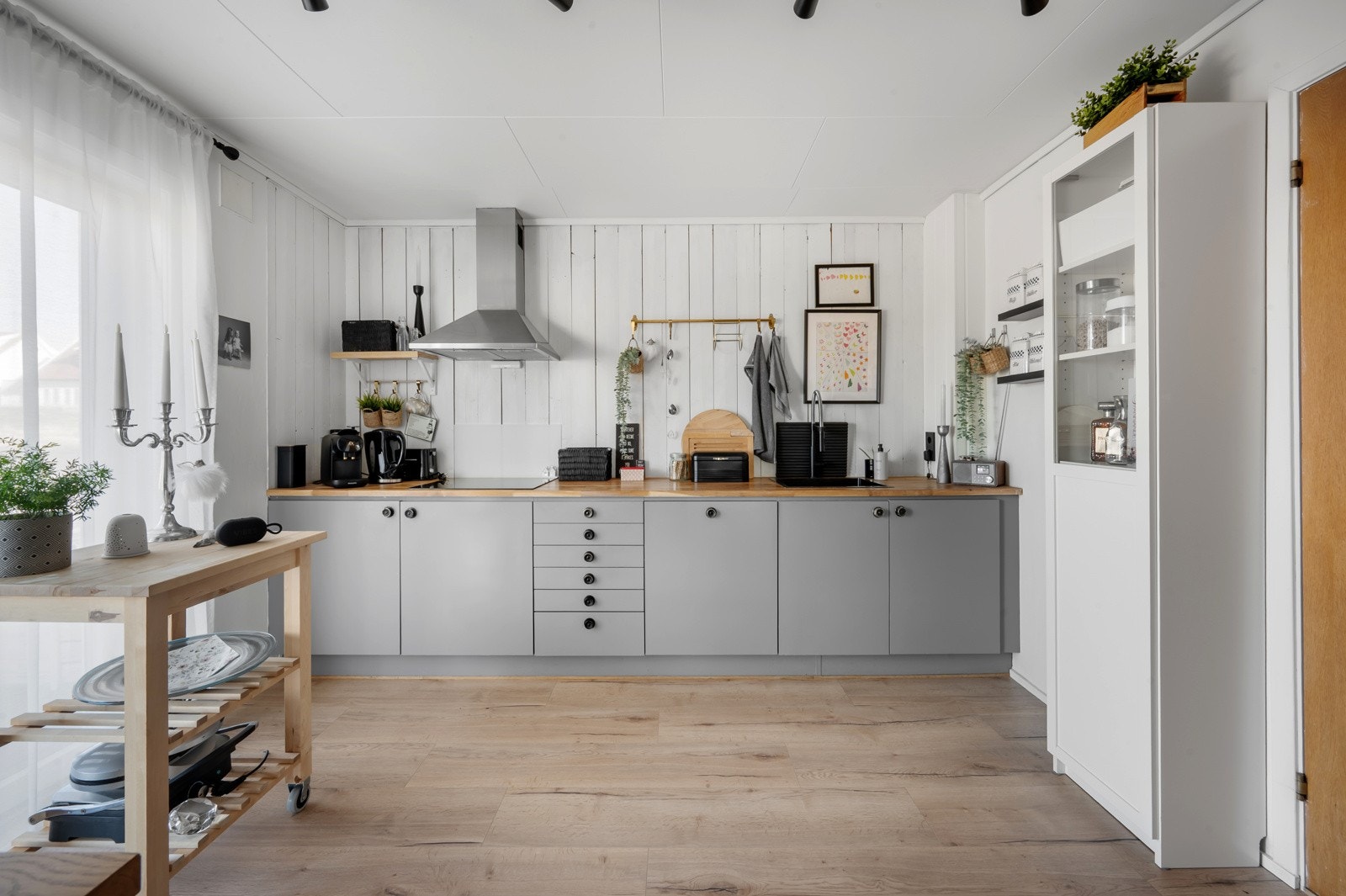 Stilrent kjøkken med god skap- og benkeplass. Galleribilde