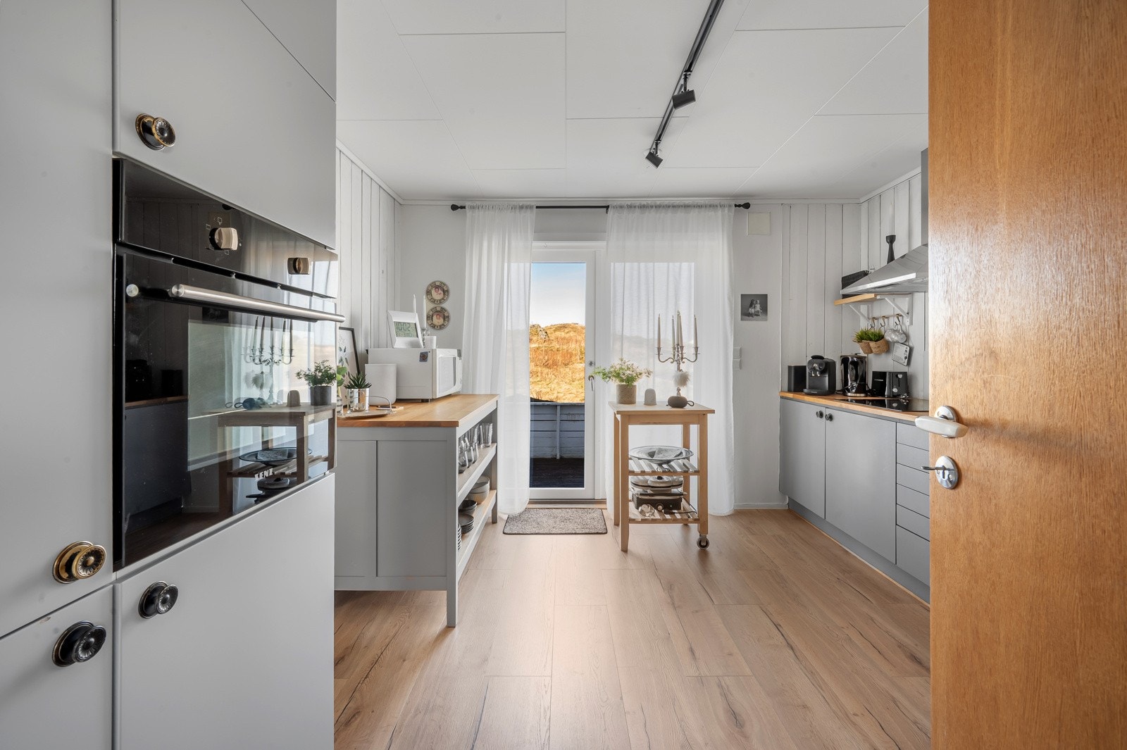 Fra kjøkkenet har man utgang til boligens uteområde. Galleribilde