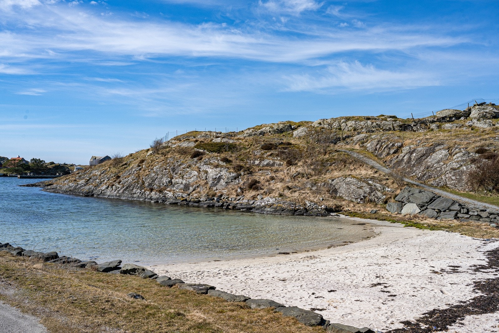 Den sjønære beliggenheten gir flere gode og varierte turmuligheter og badeplasser. Galleribilde