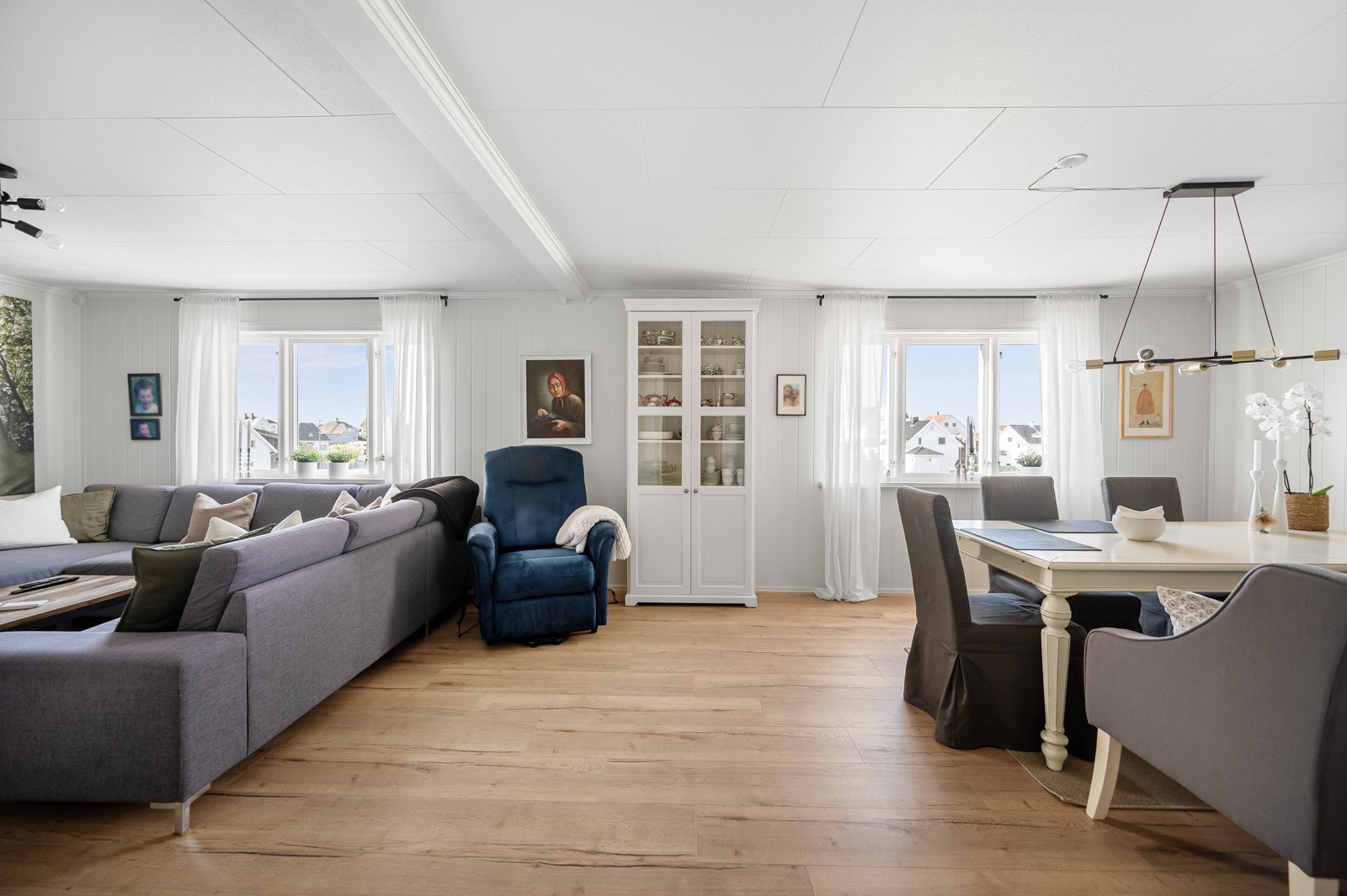 Stuen har flere vindusflater som sikrer godt med naturlig lysinnslipp. Galleribilde