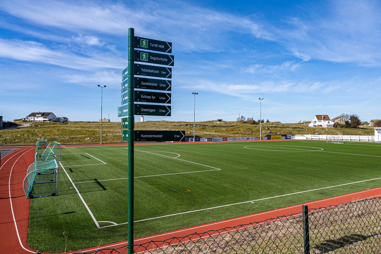 Beliggenheten er svært barnevennlig med alt fra skole, barnehage og aktivitetstilbud like ved. Galleribilde