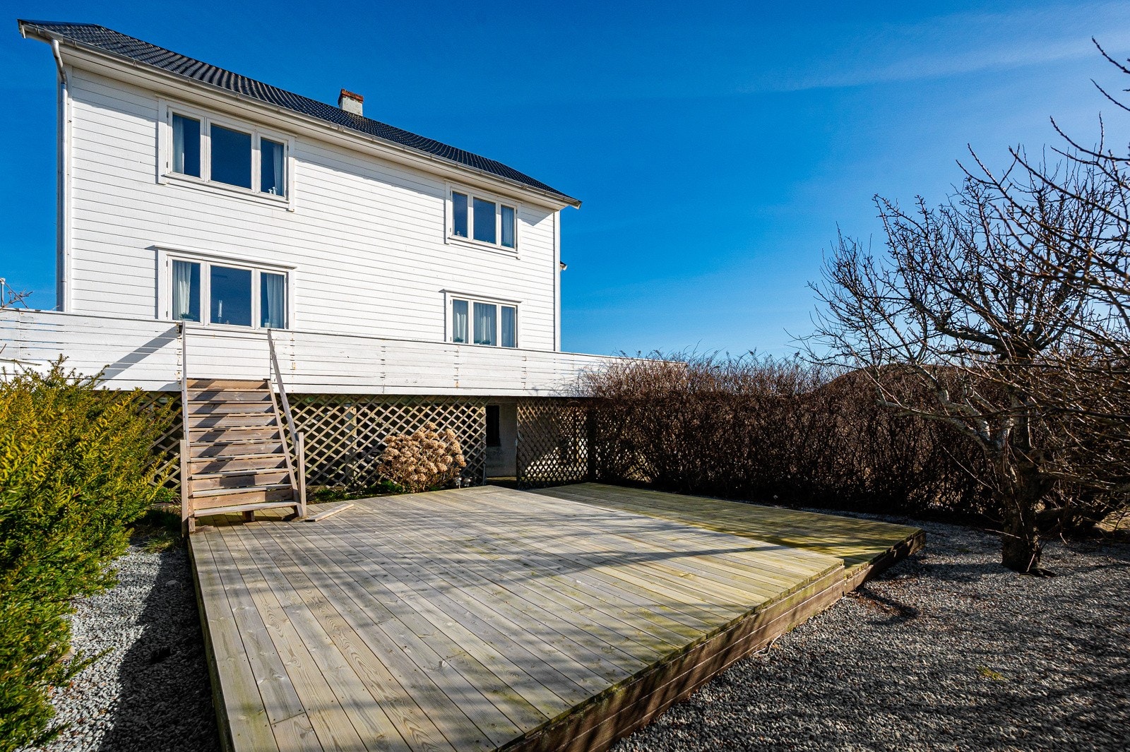 Boligen har et stort terrassedekke, med gode solforhold og rikelig med plass til utemøblement. Galleribilde