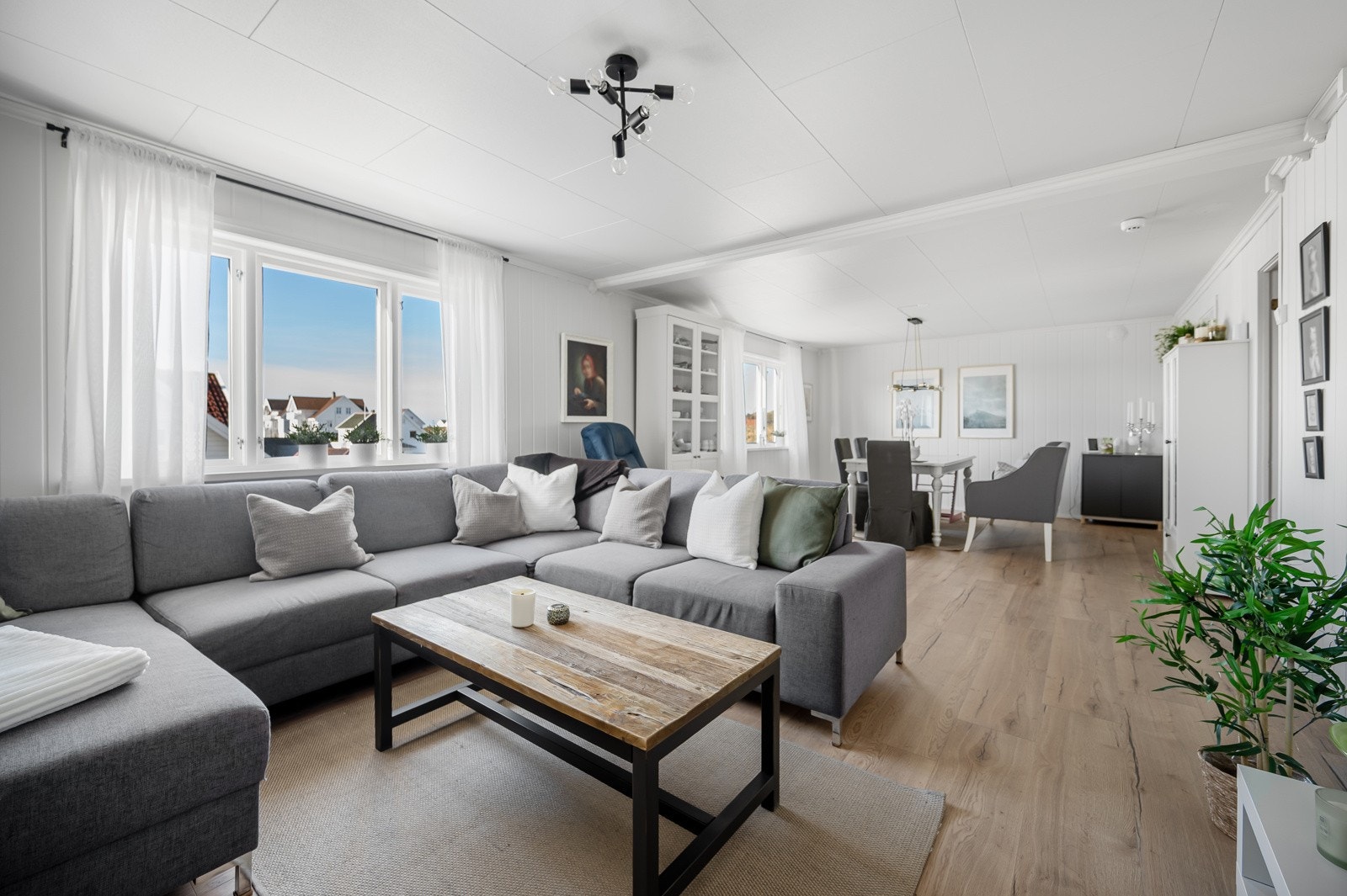 Romslig stue som enkelt lar seg møblere i ulike soner. Galleribilde