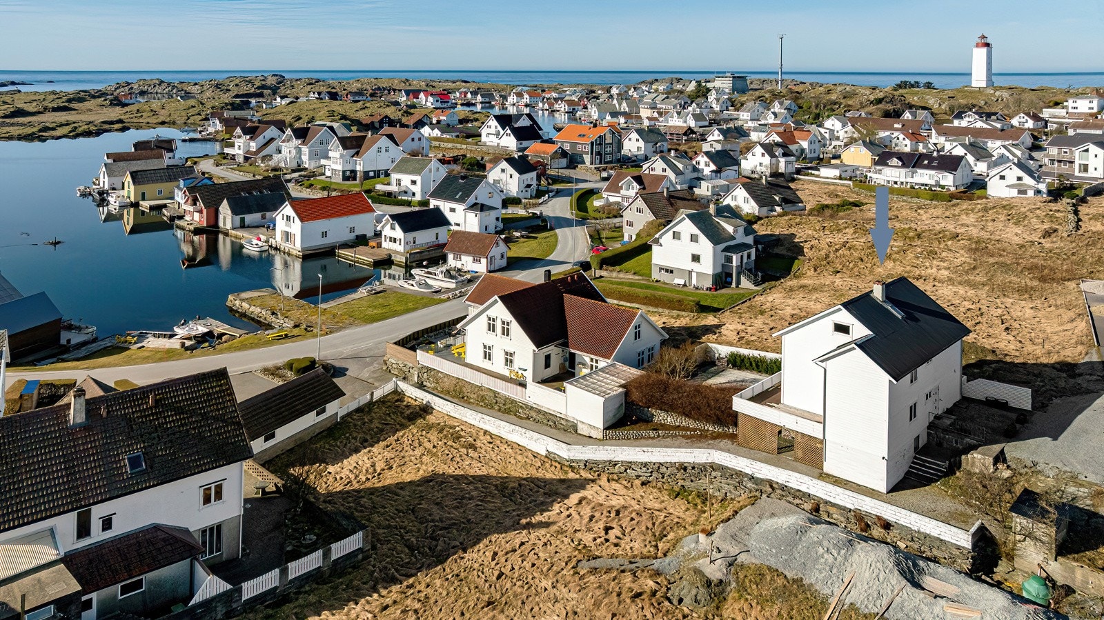 Boligen har en svært sentral beliggenhet på Kvitsøy med gangavstand til Kvitsøy fyr, småbåthavn og dagligvare. Galleribilde