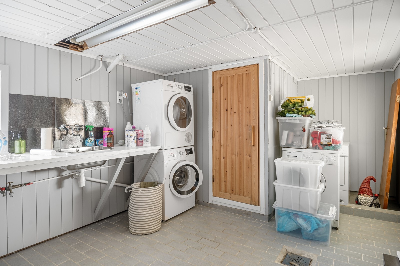 Praktisk vaskerom med badstue. Galleribilde