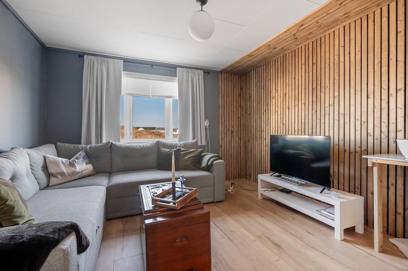 Rommet er i dag brukt som tv-stue, men lar seg enkelt møblere etter ønske og behov. Galleribilde