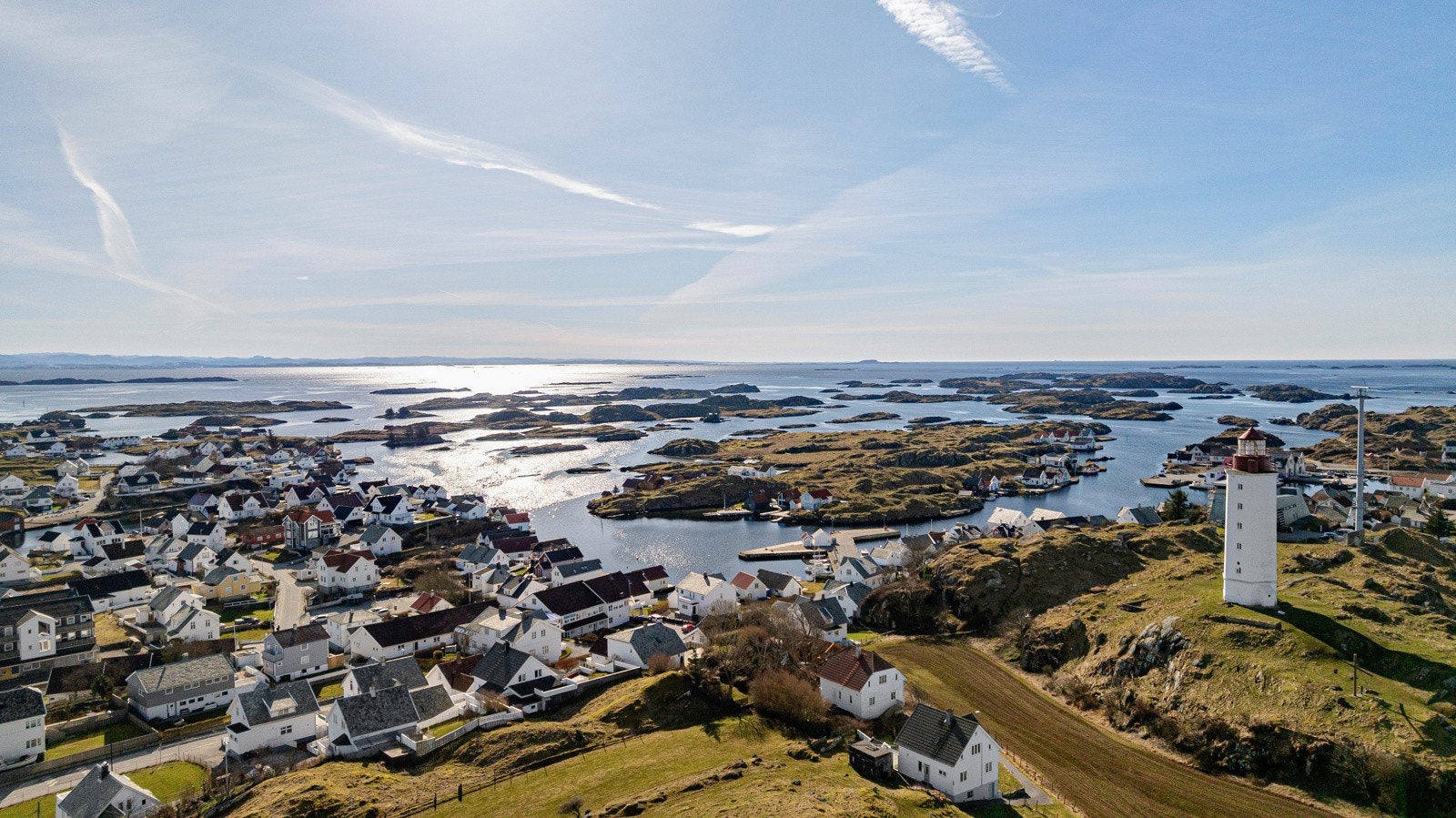 Her får man en ideell beliggenhet for familien som ønsker å bo idyllisk til i rolige omgivelser, men med alt en trenger innen gangavstand. Galleribilde