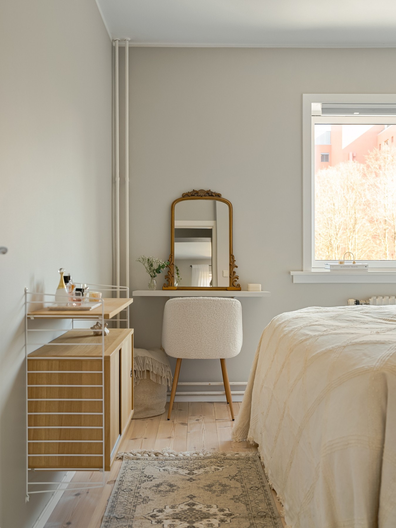 En koselig plass for et sminkebord eller en skrivepult Galleribilde