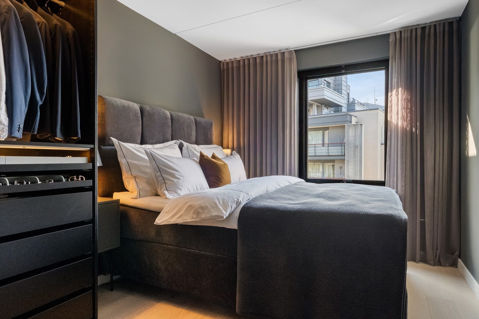 Lekkert og stilrent soverom med god plass til dobbeltseng. Galleribilde