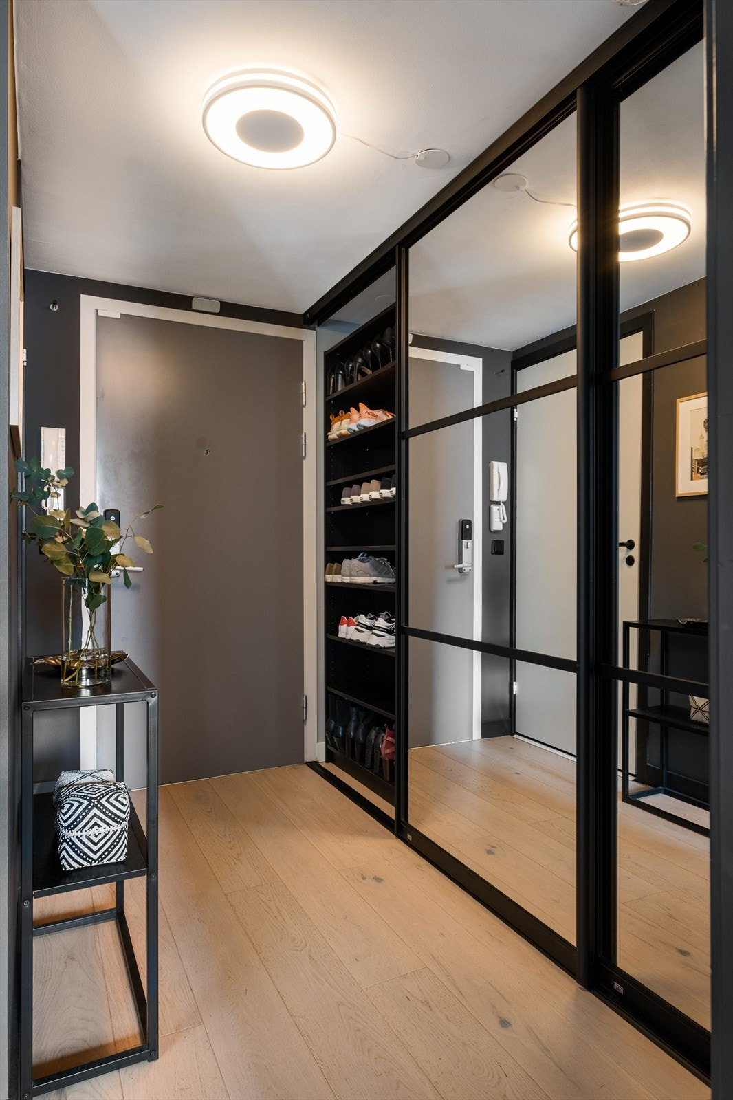 Inngangsdør med Yale Doorman og garderobeplass i entré Galleribilde