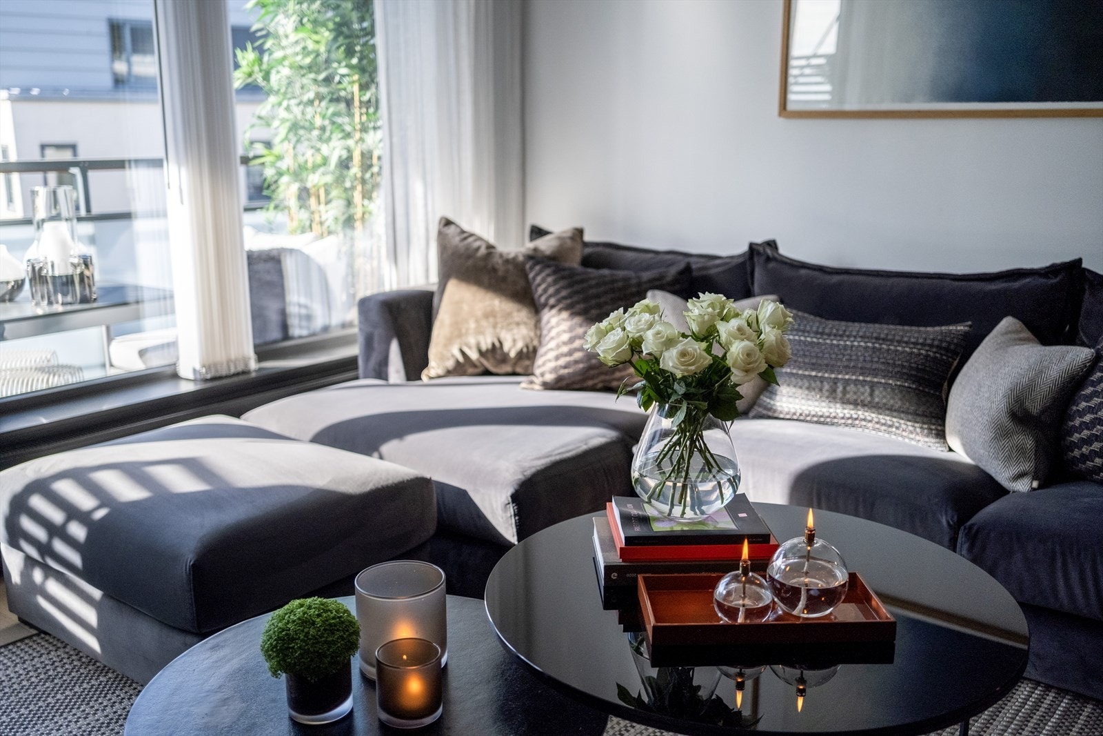 Stuen gir god plass for både sofagruppe og spisebord. Galleribilde