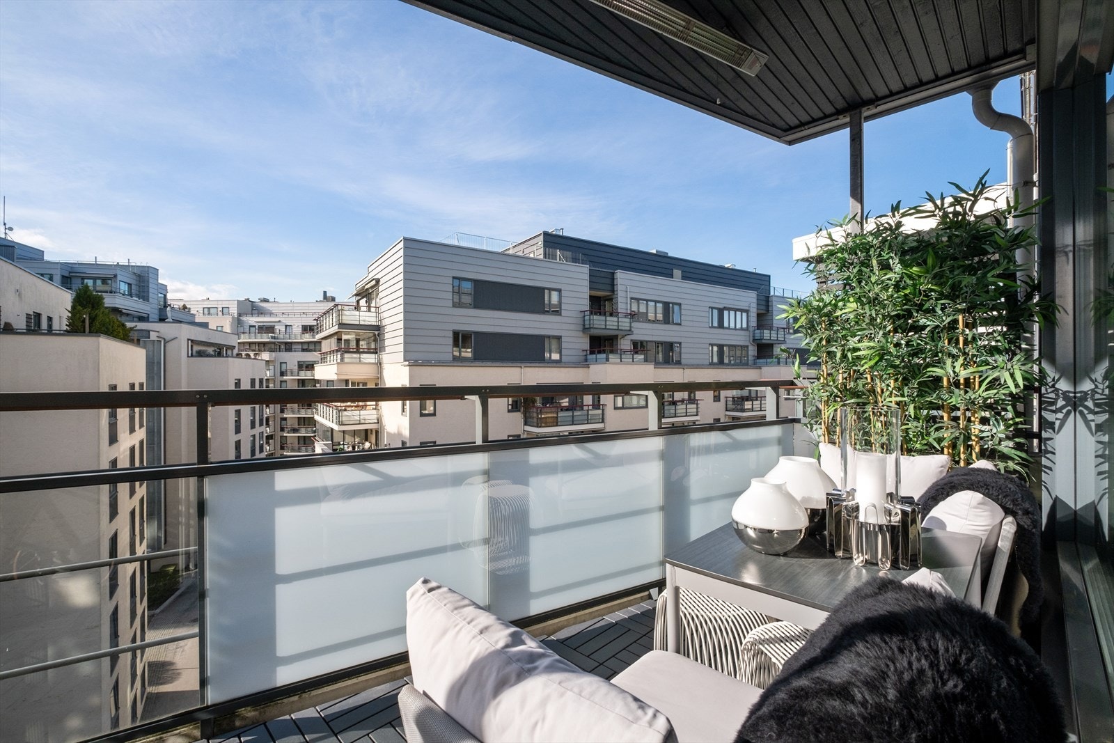 Den lune og overbygde balkongen, lar deg nyte den friske uteluften selv på dager med ruskevær. Galleribilde