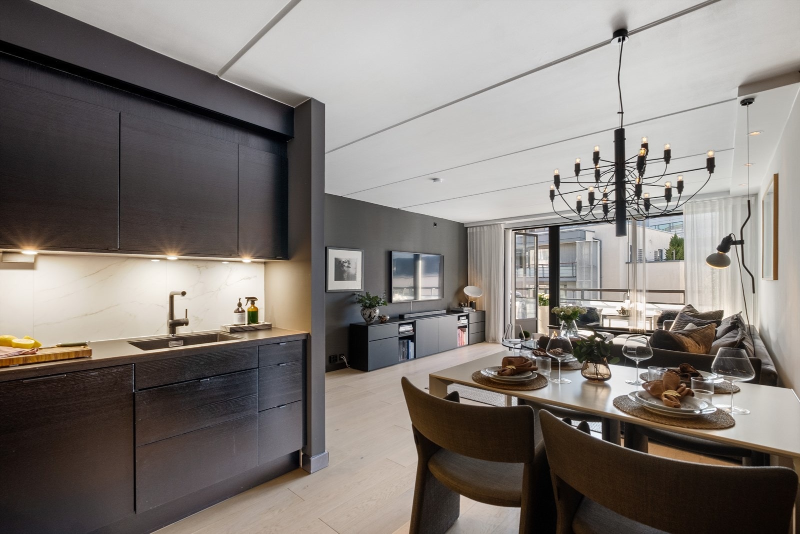 Integrerte hvitevarer med kombiskap, stekeovn, induksjon koketopp med ventilator over kokesone samt oppvaskmaskin. Galleribilde