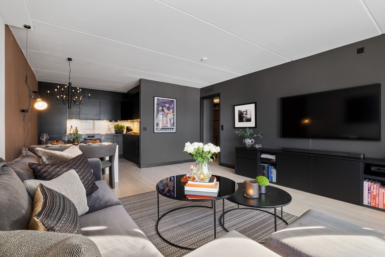 Leiligheten blir primært varmet opp ved bruk av radiatorer(fjernvarme), som er inkludert i felleskostnadene. Galleribilde