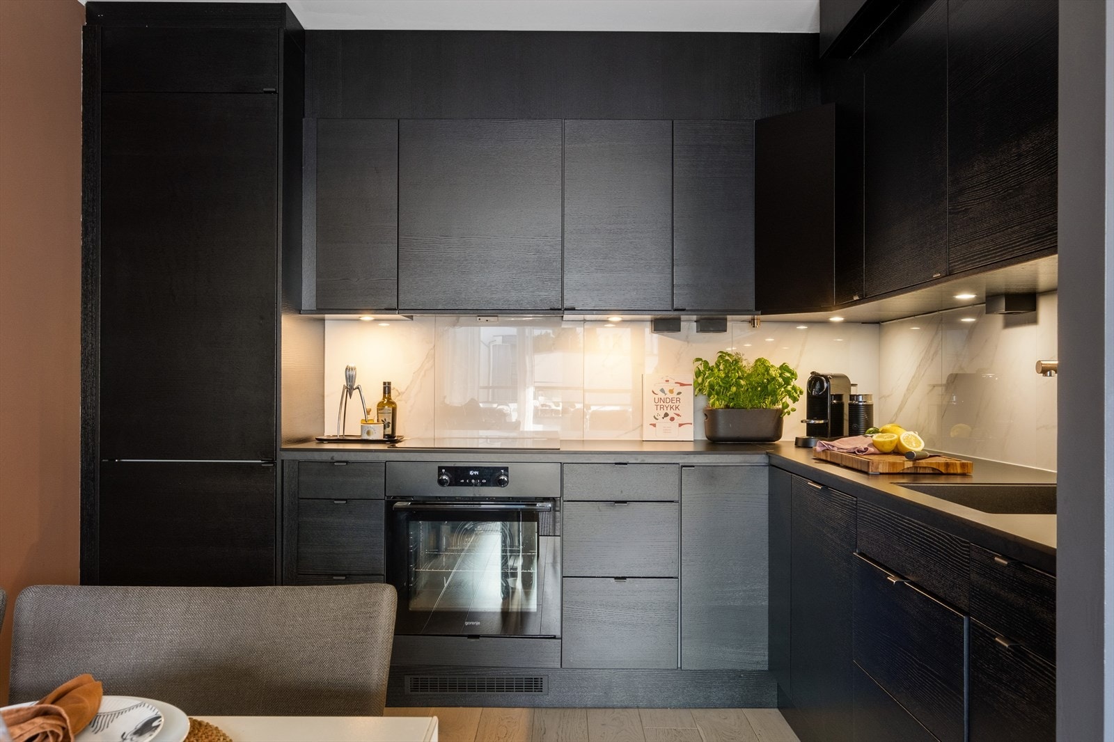 Boligen har et innbydende og moderne kjøkken fra Epoq, i åpen løsning. Galleribilde