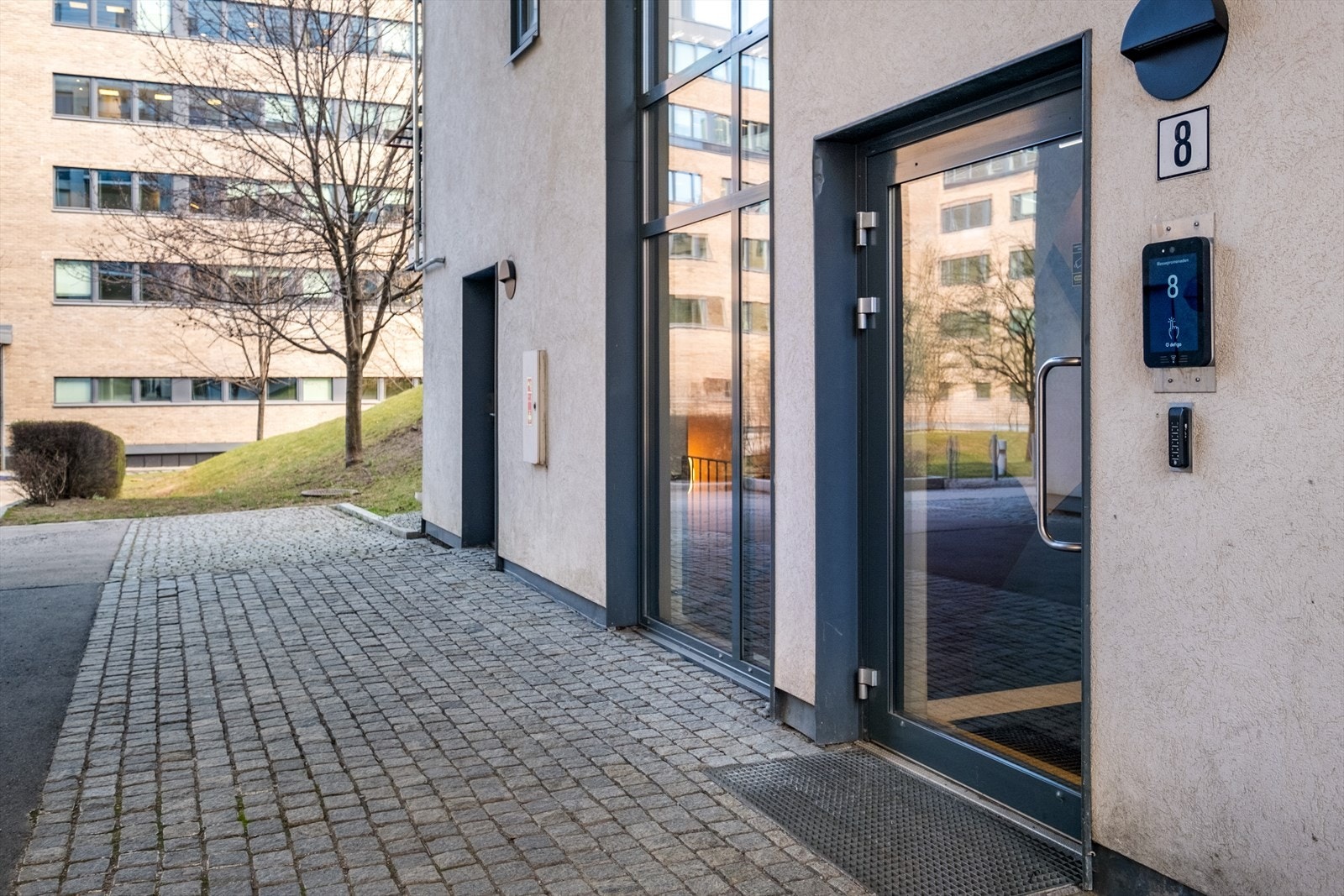 Inngangen til bygningen har eget callingsystem som går rett til mobilen. Galleribilde