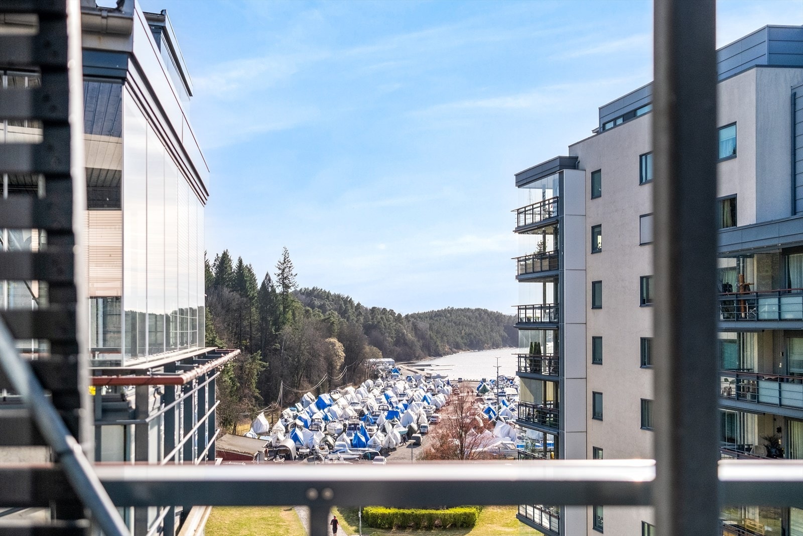 Her kan man nyte late dager med nydelig fjordutsikt og sen kveldssol! Galleribilde