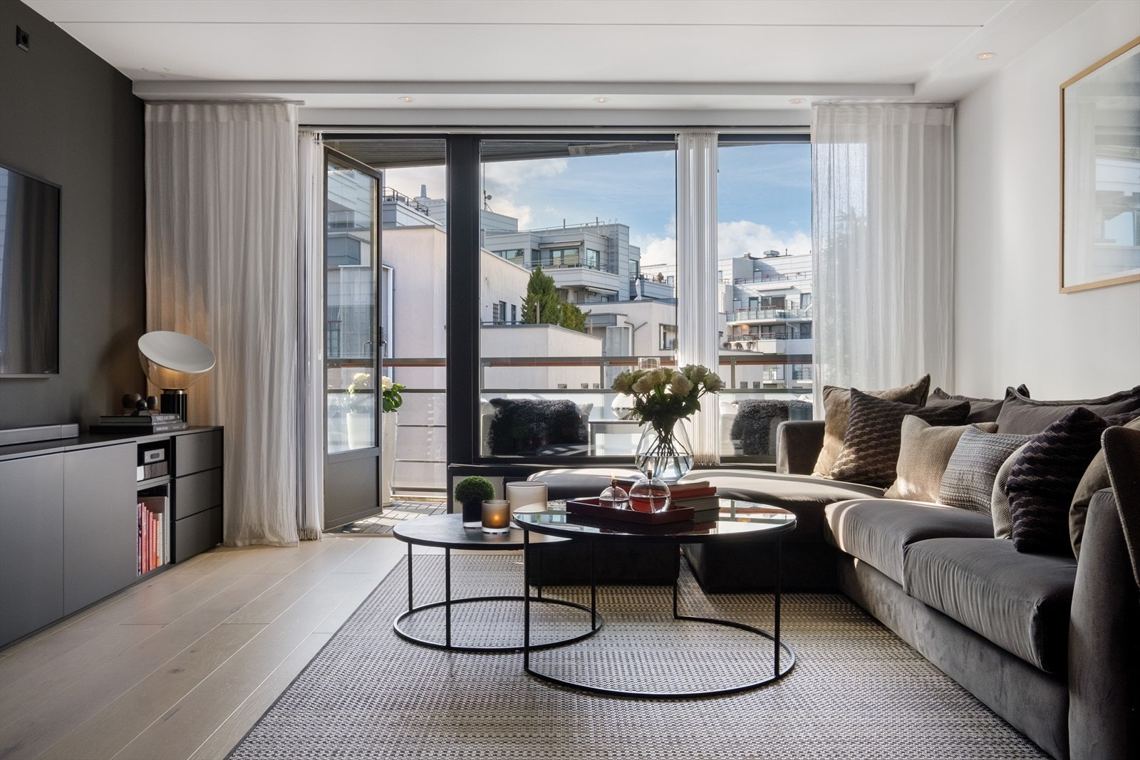 Luftig stue med store lysgivende vindusflater som slipper inn rikelig med naturlig lys. Galleribilde