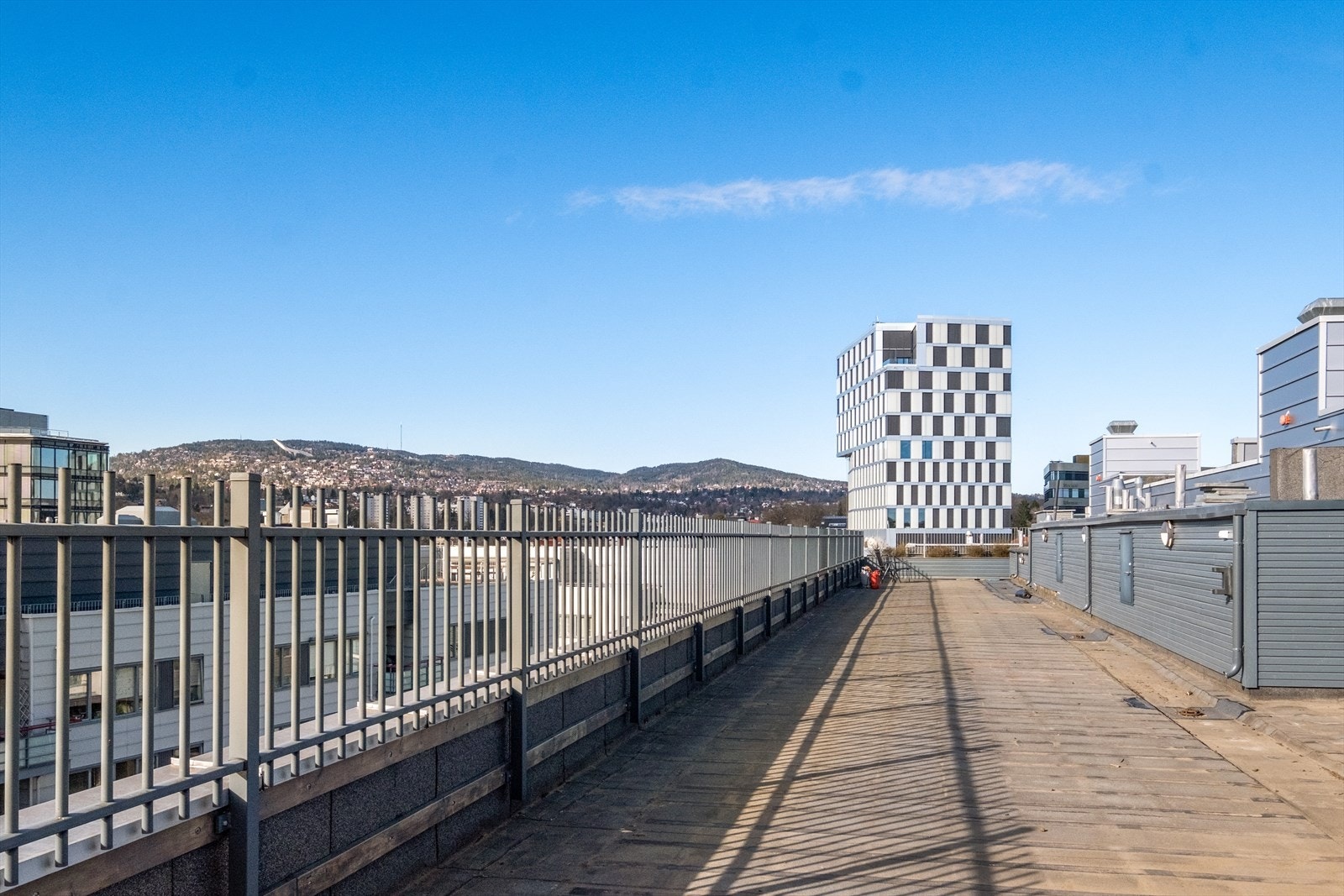 Felles takterrasse med gode solforhold hele dagen. Pågående renovering, men ferdigstilles innen sommeren 2025! Galleribilde