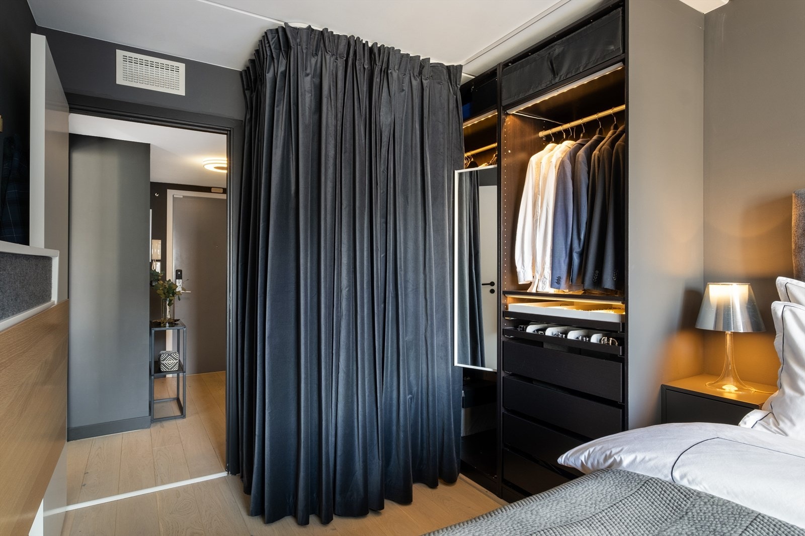 Tidløs garderobe fra 2019 med funksjonelle løsninger. Galleribilde