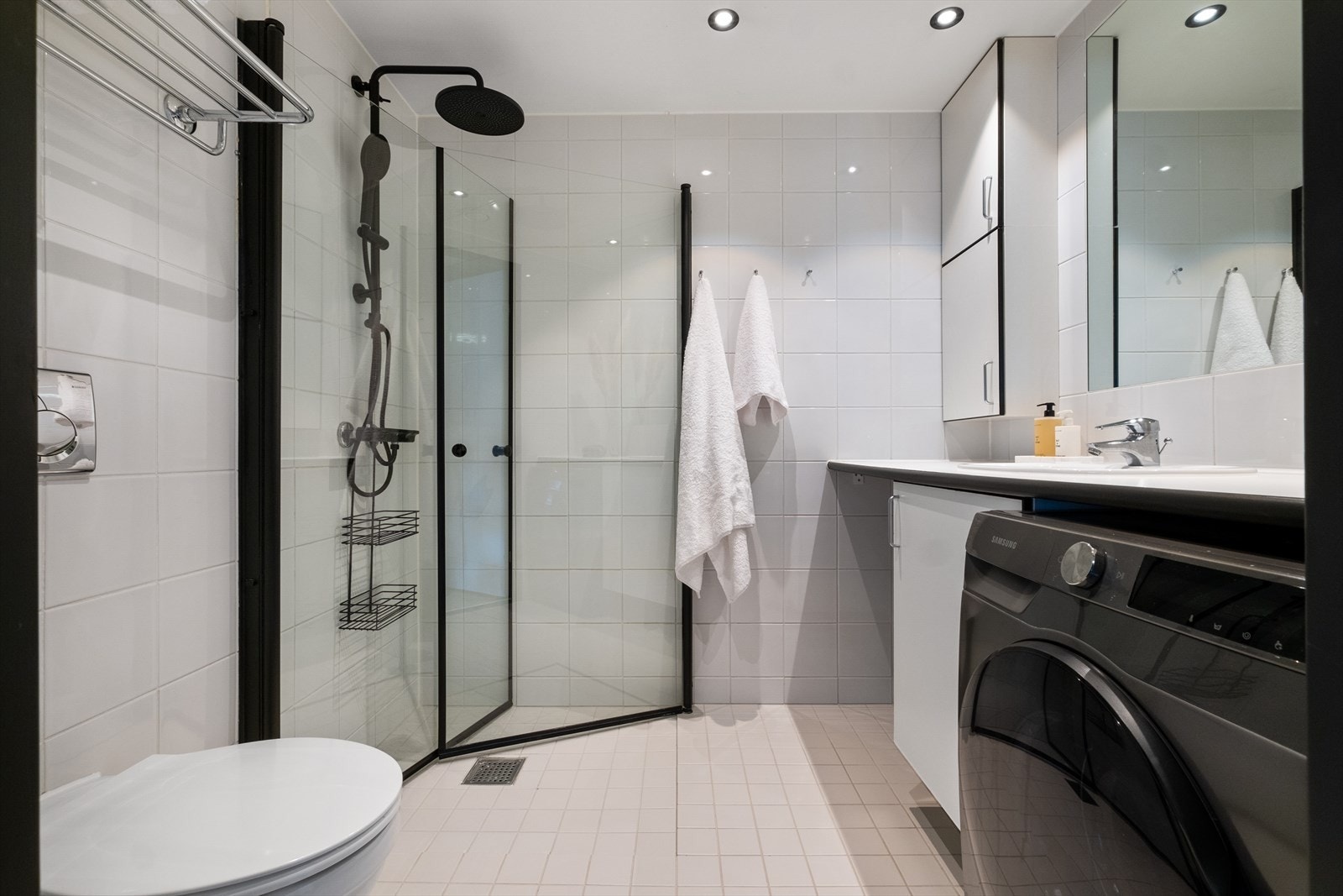 Leiligheten har et tiltalende baderom av god størrelse. Her er det delikate keramiske fliser, varmekabler i gulv og downlights i himling. Galleribilde