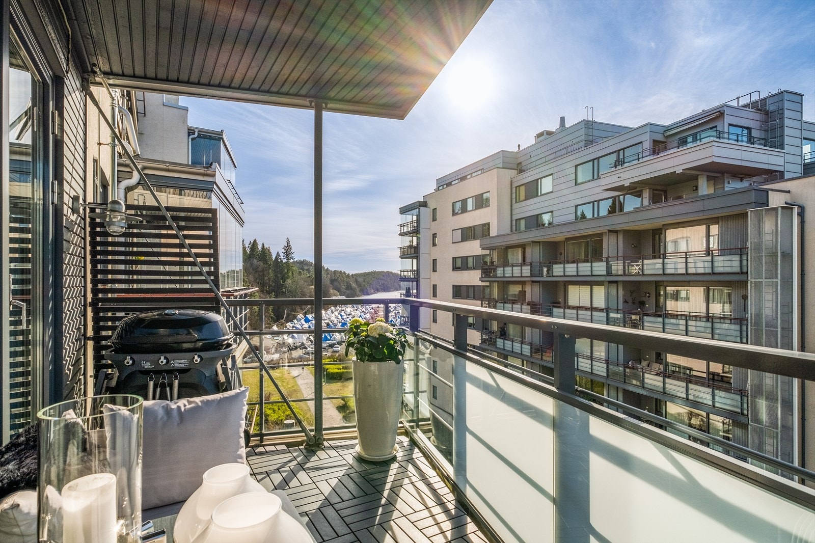 Høyt over bakken, i 7. etasje, finner man denne innbydende og moderne leiligheten med flere gjennomtenkte og praktiske løsninger. Galleribilde