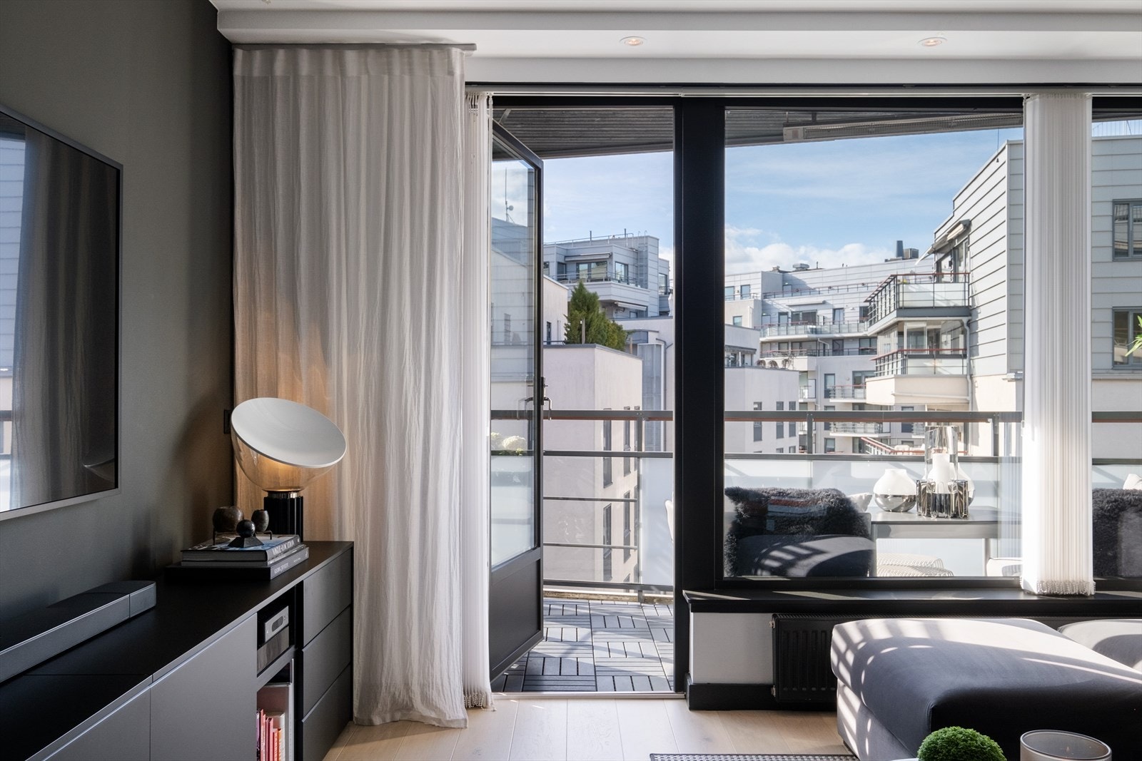 Fra stuen er adkomst til sydvestvendt og overbygd balkong på ca. 7 kvm med optimale solforhold. Galleribilde