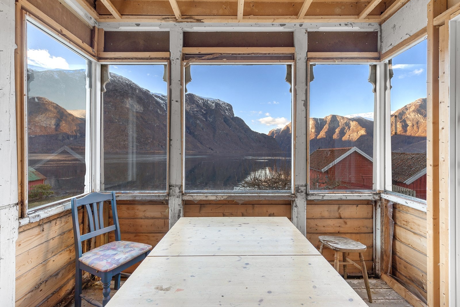 Nydeleg utsikt mot fjorden og fjella i kring. Galleribilde