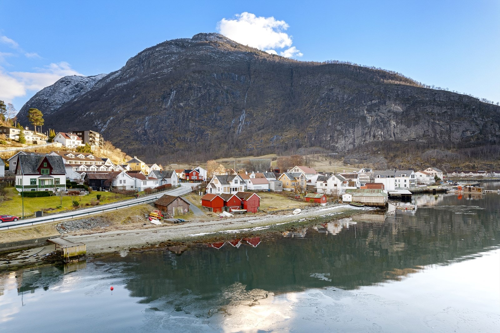 Frå eigedomen er det kort avstand til kommunesenteret som har dei fleste servicetilbod. Galleribilde