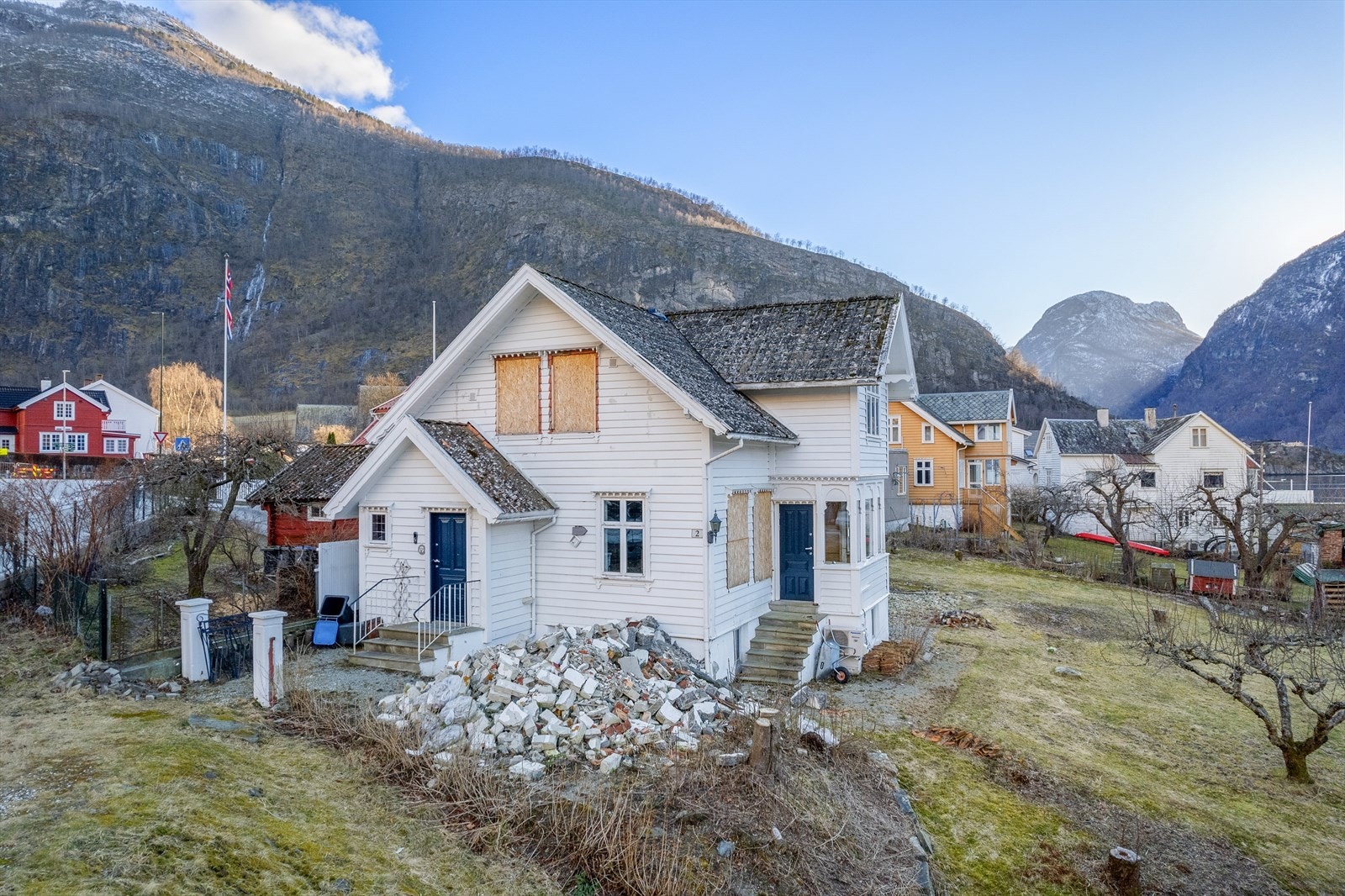 Det føreligg og godkjente planar for tilbygg og ombygging på eigedomen, men det er ikkje gjeve tillatelse til riving av den eksisterende bustaden. Galleribilde