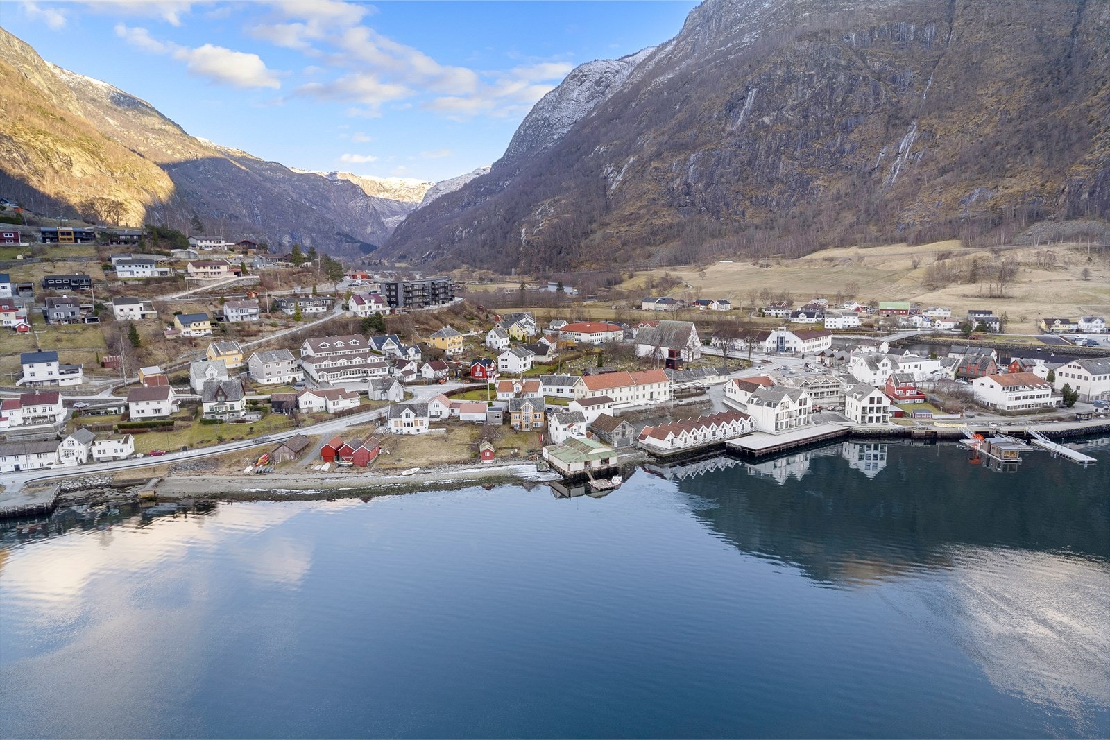 Turistattraksjonar som Flåmsbana, Aurlandsdalen og Nærøyfjorden gjer at Aurland og Flåm tiltrekk seg reisande frå heile verda. Galleribilde