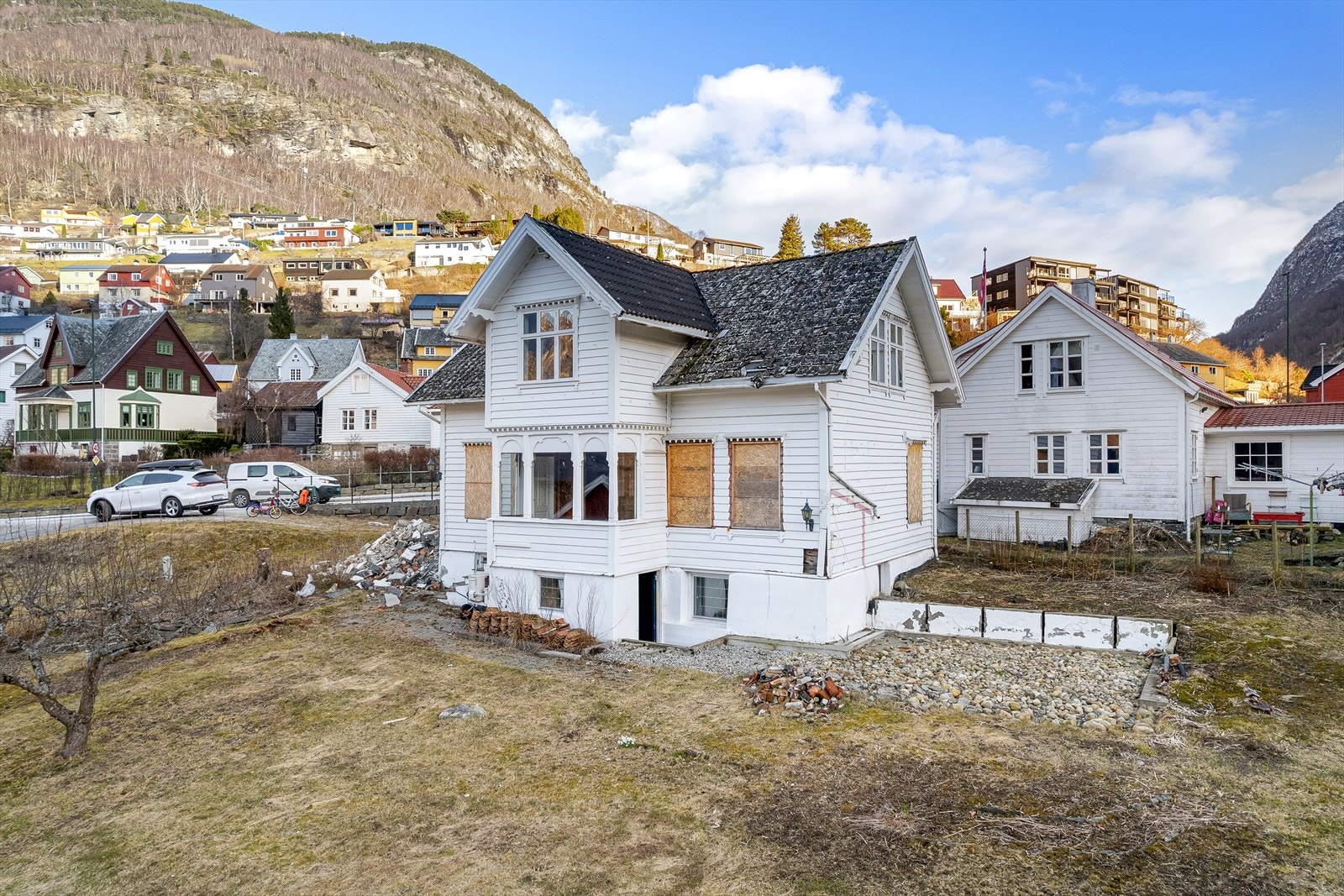 Bustaden framstår i dag som eit restaureringsobjekt, der det er igangsatt riving, og der det må følgjast vilkår i byggetillatelsen for videre tiltak, ombygging og restaurering. Galleribilde