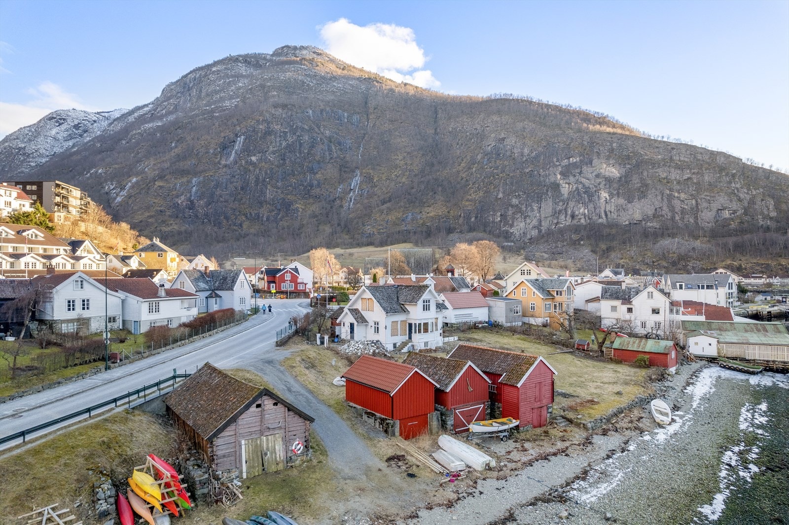 Eigedomen ligg i spesialområde vern kombinert med bustader der føremålet er å ta vare på bygningar/bygningsmiljø. Galleribilde