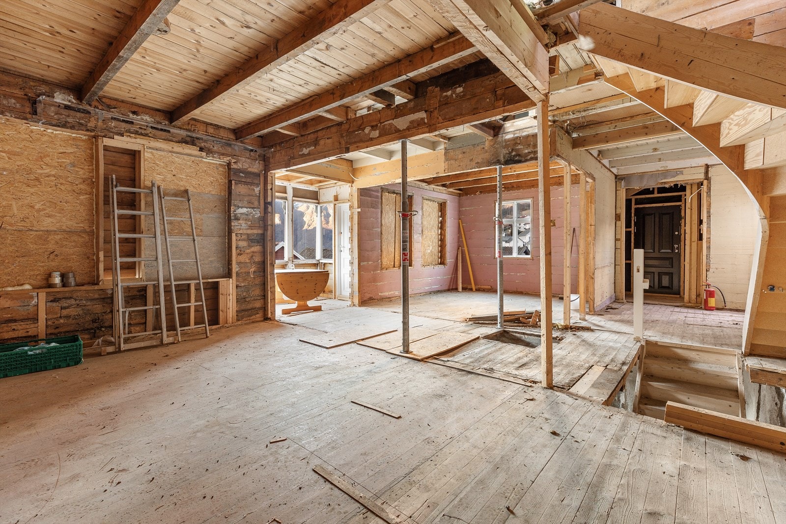 Einebustaden har kjellar, hovedetg og loft.
Innvendige skiljeveggar er fjerna, og bygningen har opne areal. Galleribilde