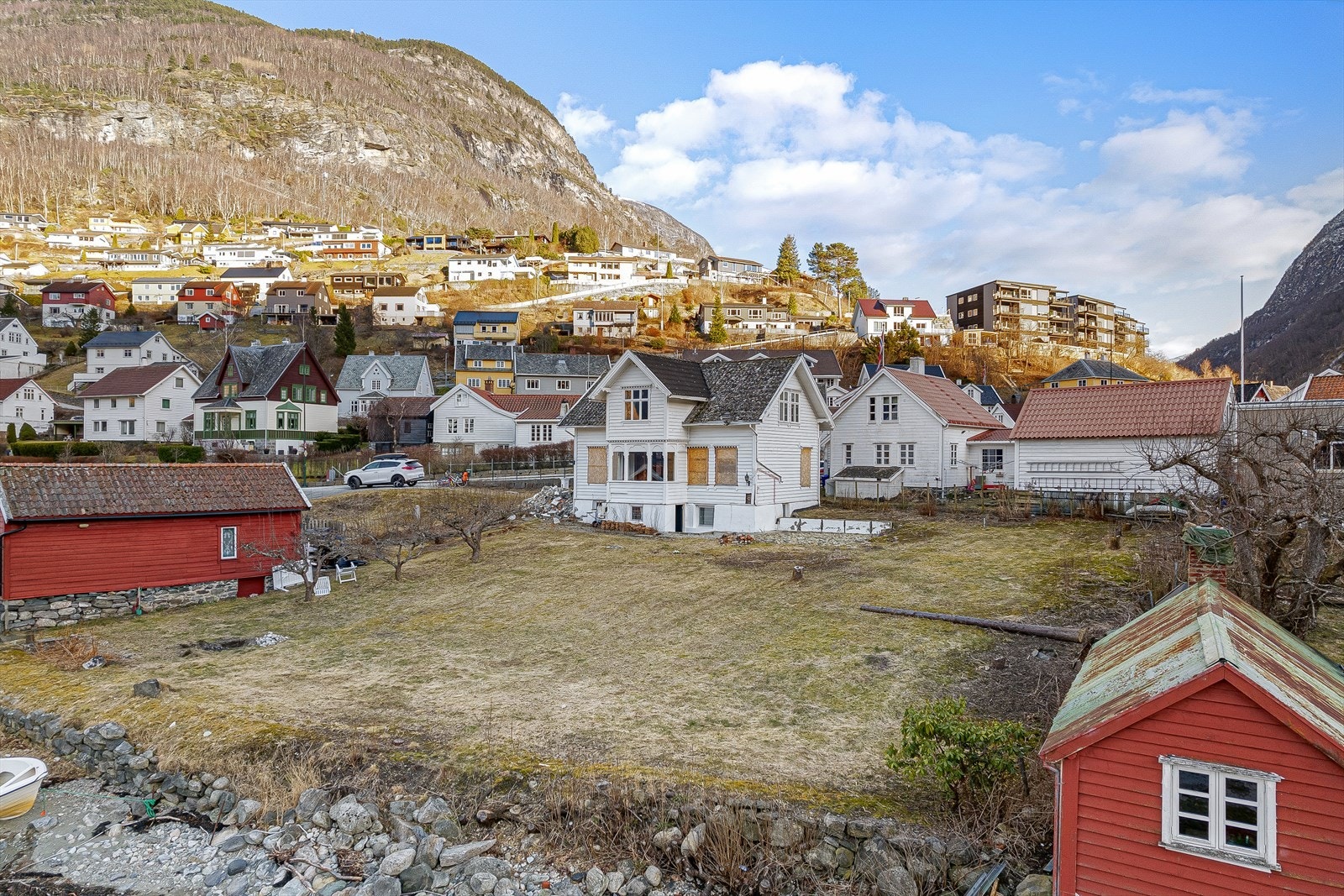 Flat stor sjøeigedom midt i indrefileten i Aurland. Eigedom med stort utviklingspotensiale! Galleribilde