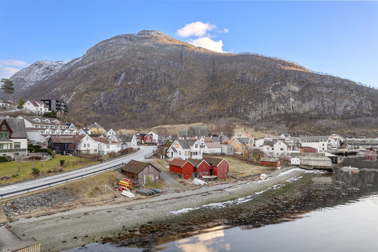 Det er også eit naust på eigedomen der ein har med båtplass. Naustet er SEFRAK-registrert som SEFRAK-minner. Galleribilde